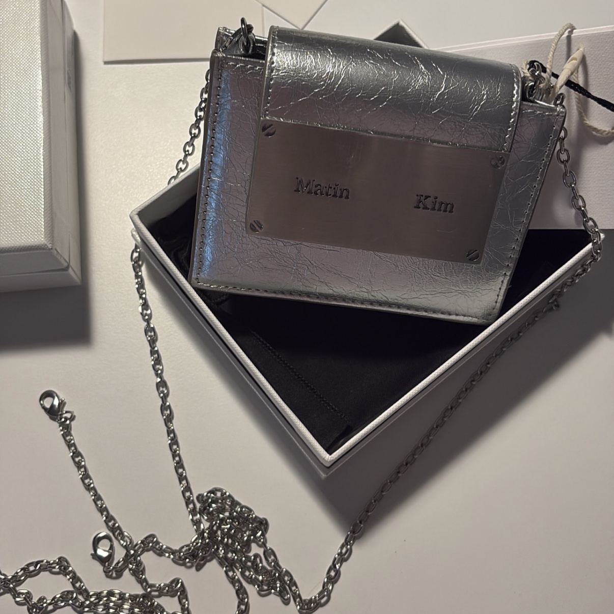 Matin Kim Accordion Mini Bag Silver 착용 스타일 - 1