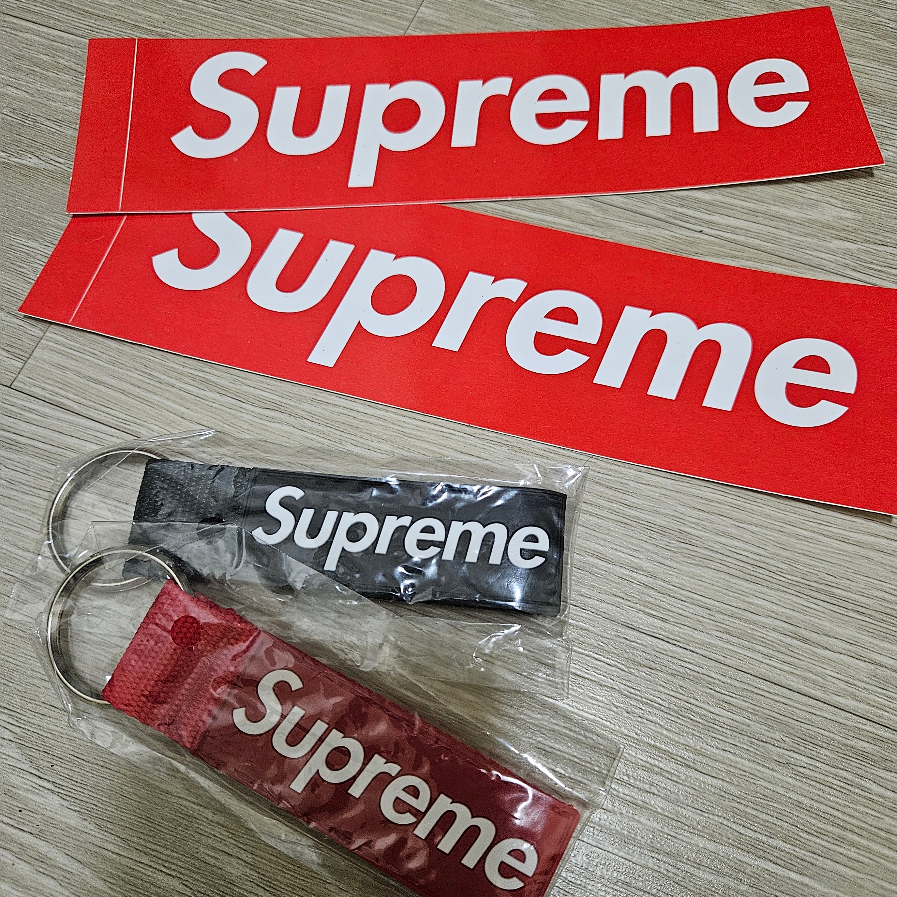 Supreme Webbing Keychain Red - 23SS, Supreme Webbing Keychain Black - 23SS 착용 스타일