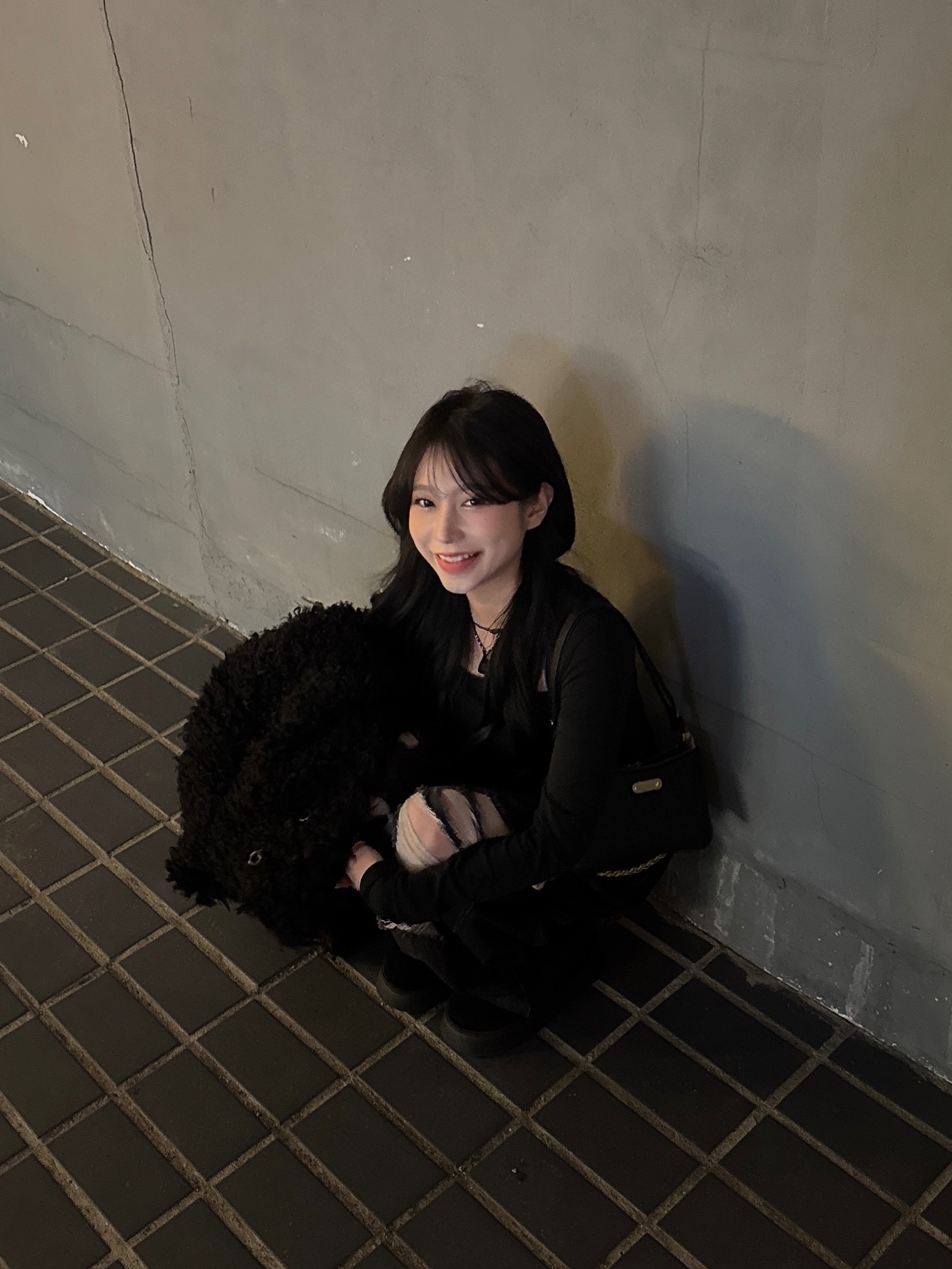 (W) UGG Classic Ultra Mini Platform Boots Black, Louis Vuitton Rib Pochette Monogram Empreinte Black 착용 스타일 - 4