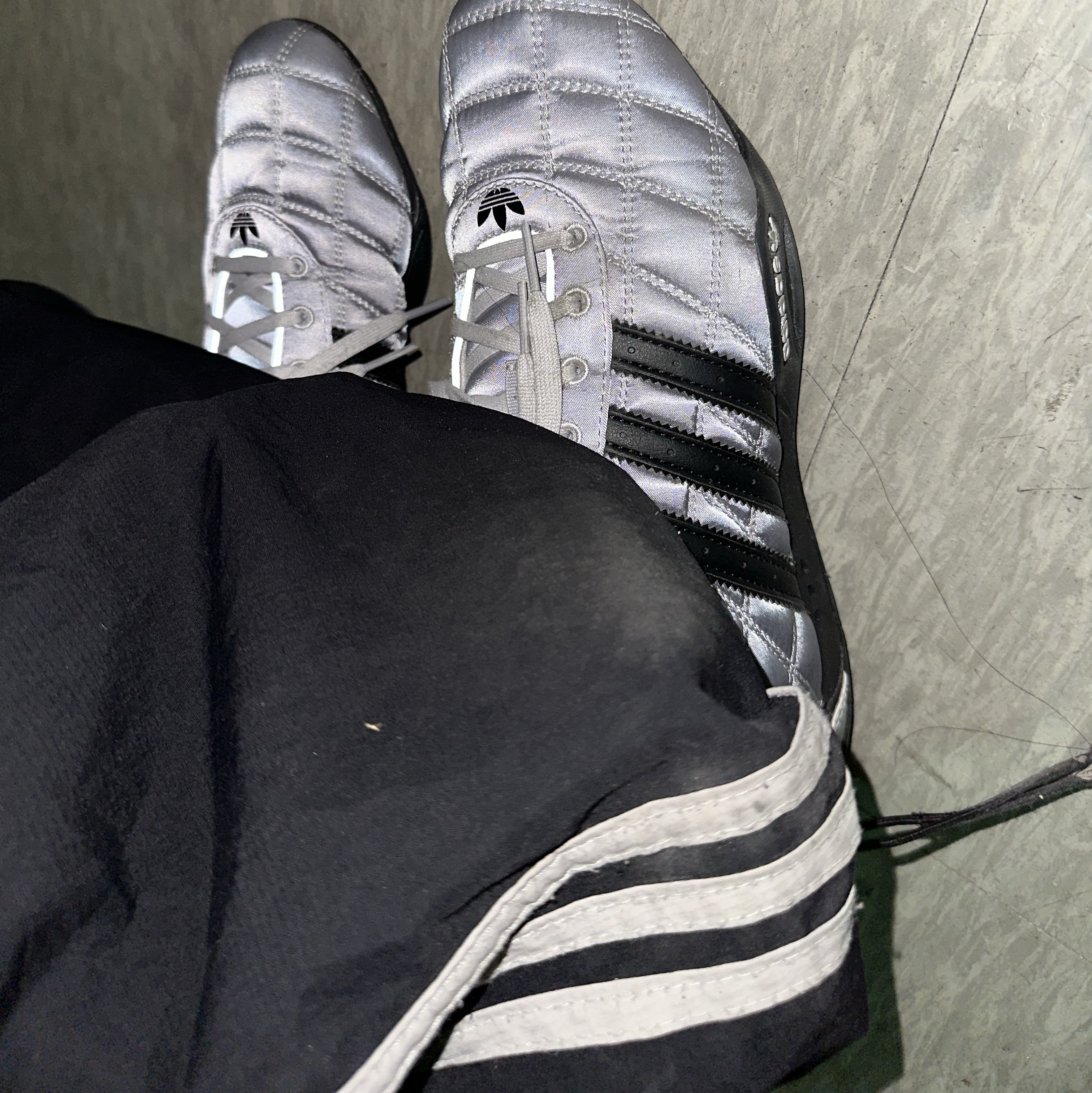 (W) Adidas Originals Adiracer Lo Silver Metallic Core Black 착용 스타일 - 1