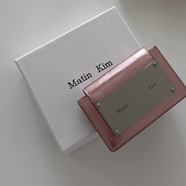 Matin Kim Accordion Wallet Indian Pink 착용 스타일