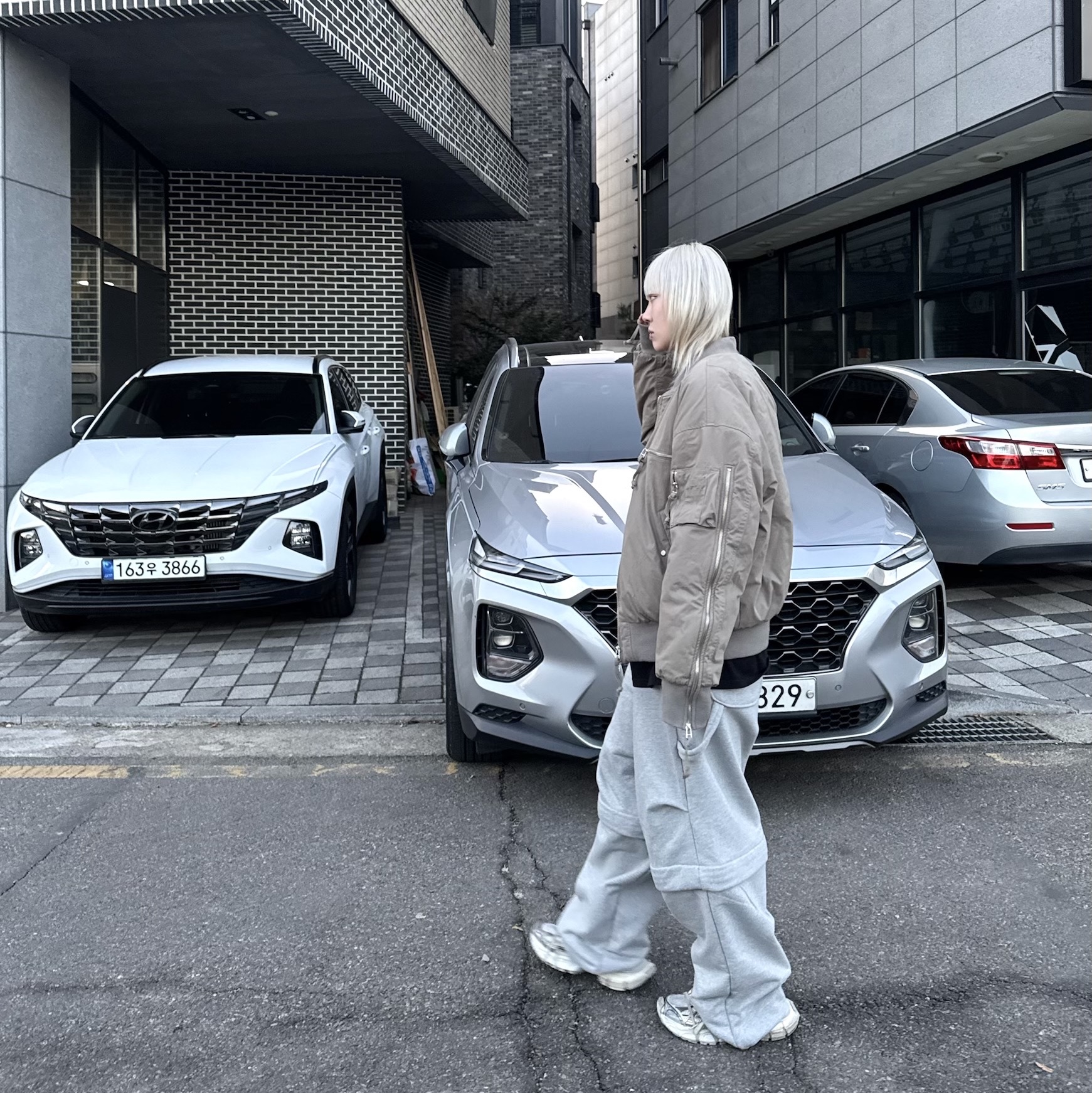 엠제이디 디테처블 카펜터 스웨트 팬츠 멜란지 그레이, 발렌시아가 3XL 스니커즈 베이지 착용 스타일 - 2