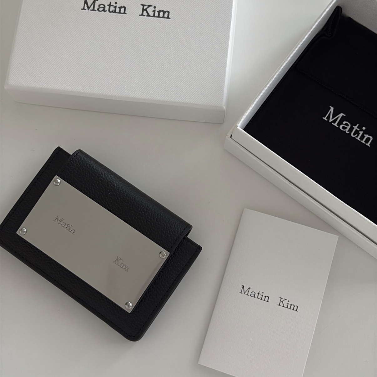 Matin Kim Accordion Wallet Black 착용 스타일