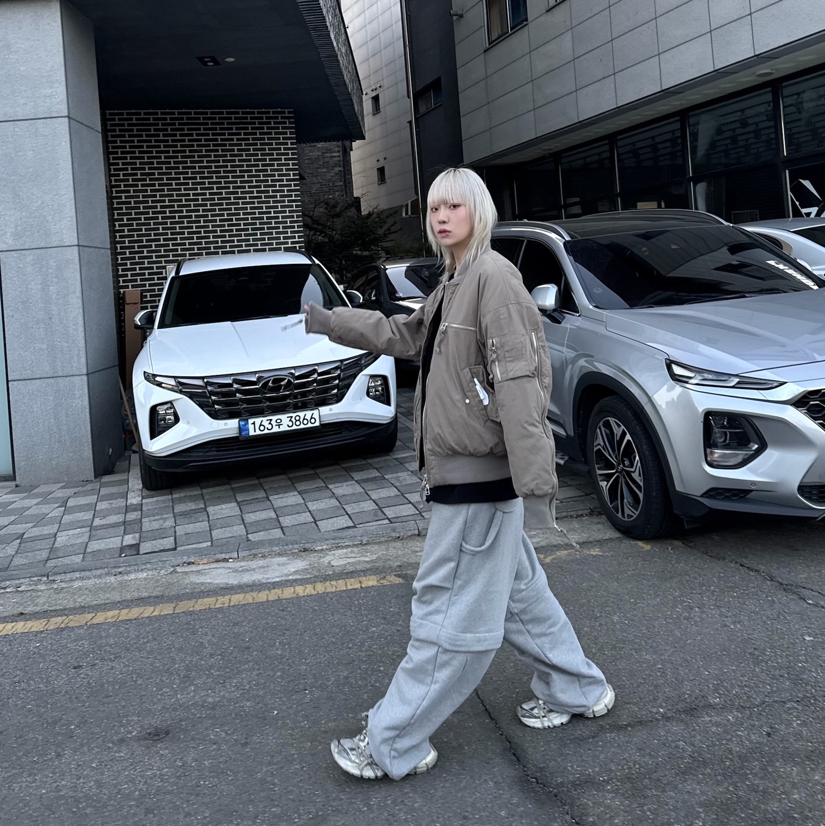 엠제이디 디테처블 카펜터 스웨트 팬츠 멜란지 그레이, 발렌시아가 3XL 스니커즈 베이지 착용 스타일 - 3