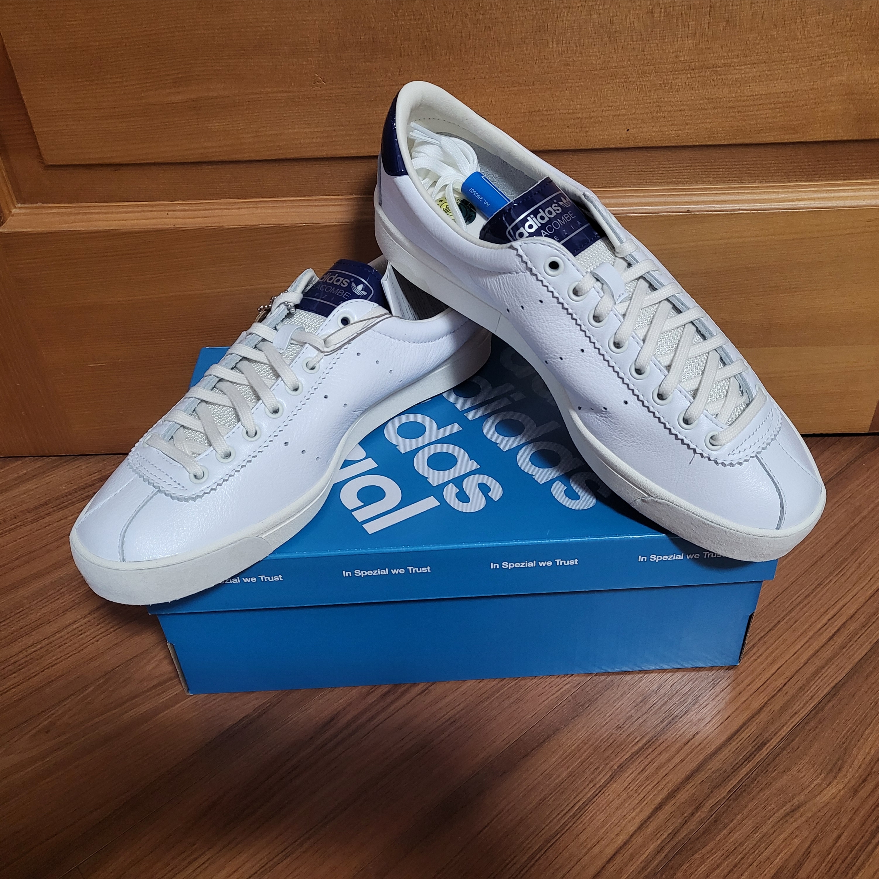 Adidas Spezial Lacombe Core White Collegiate Navy 착용 스타일