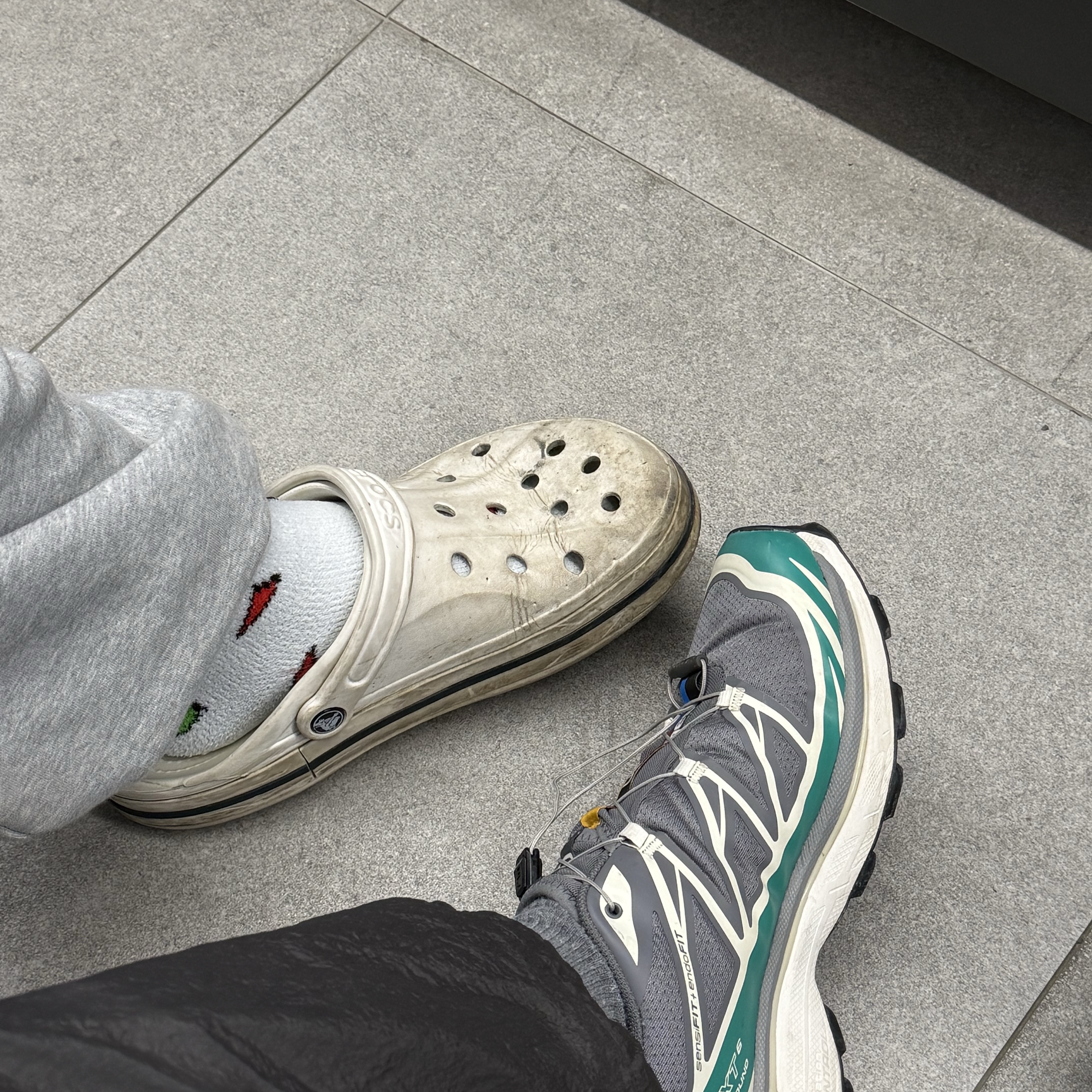 Crocs Bayaband Clog White Navy, Salomon XT-6 Quiet Shade Deep Green 착용 스타일