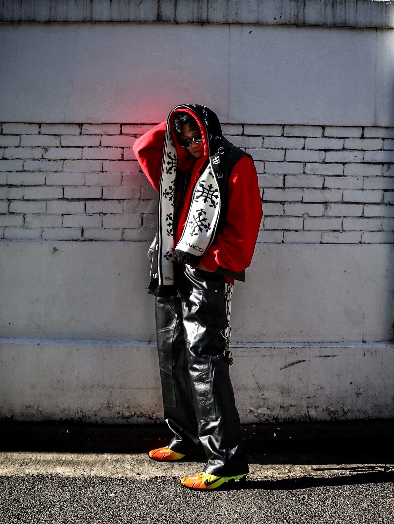 Nike x Martine Rose Shox MR4 Safety Orange, Human Made Heart Carabiner Silver 착용 스타일 - 3