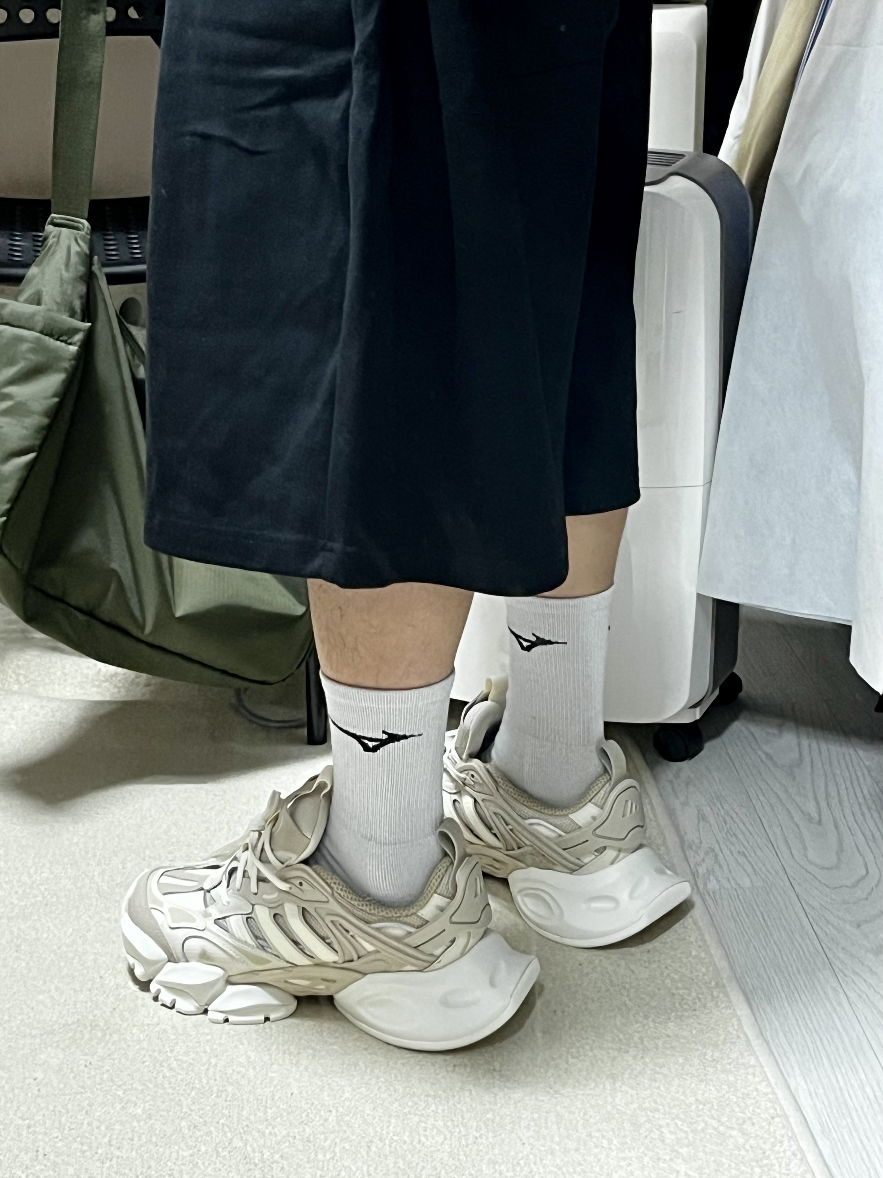 아디다스 벤토 XLG 디럭스 스니커즈 그레이, 아디다스 벤토 XLG 디럭스 스니커즈 코어 화이트 실버 메탈릭 착용 스타일 - 3