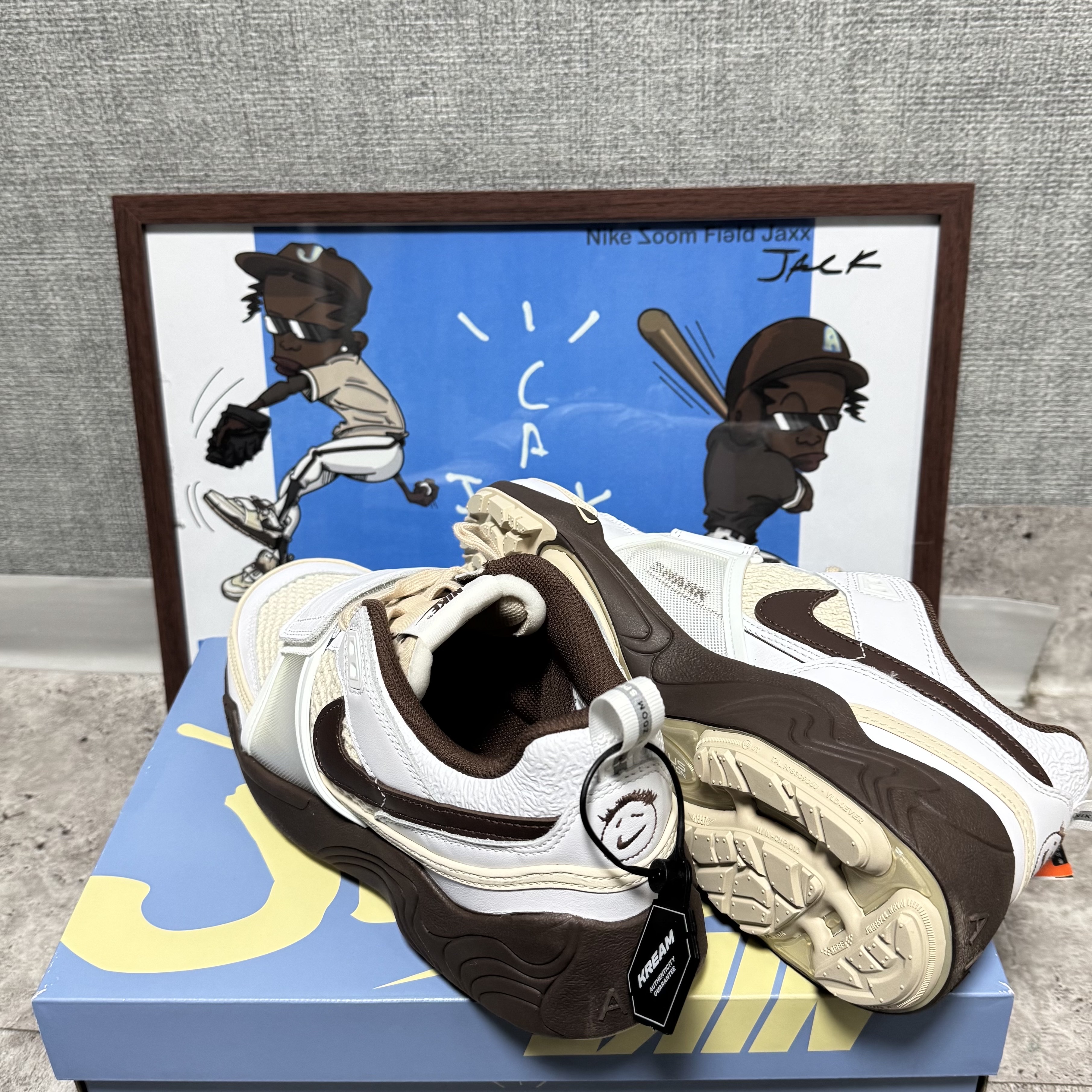 Nike x Travis Scott Zoom Field Jaxx White and Light Chocolate, Maison Kitsune x Ader Error A Kitsune Cusion Doll Blue 착용 스타일 - 2