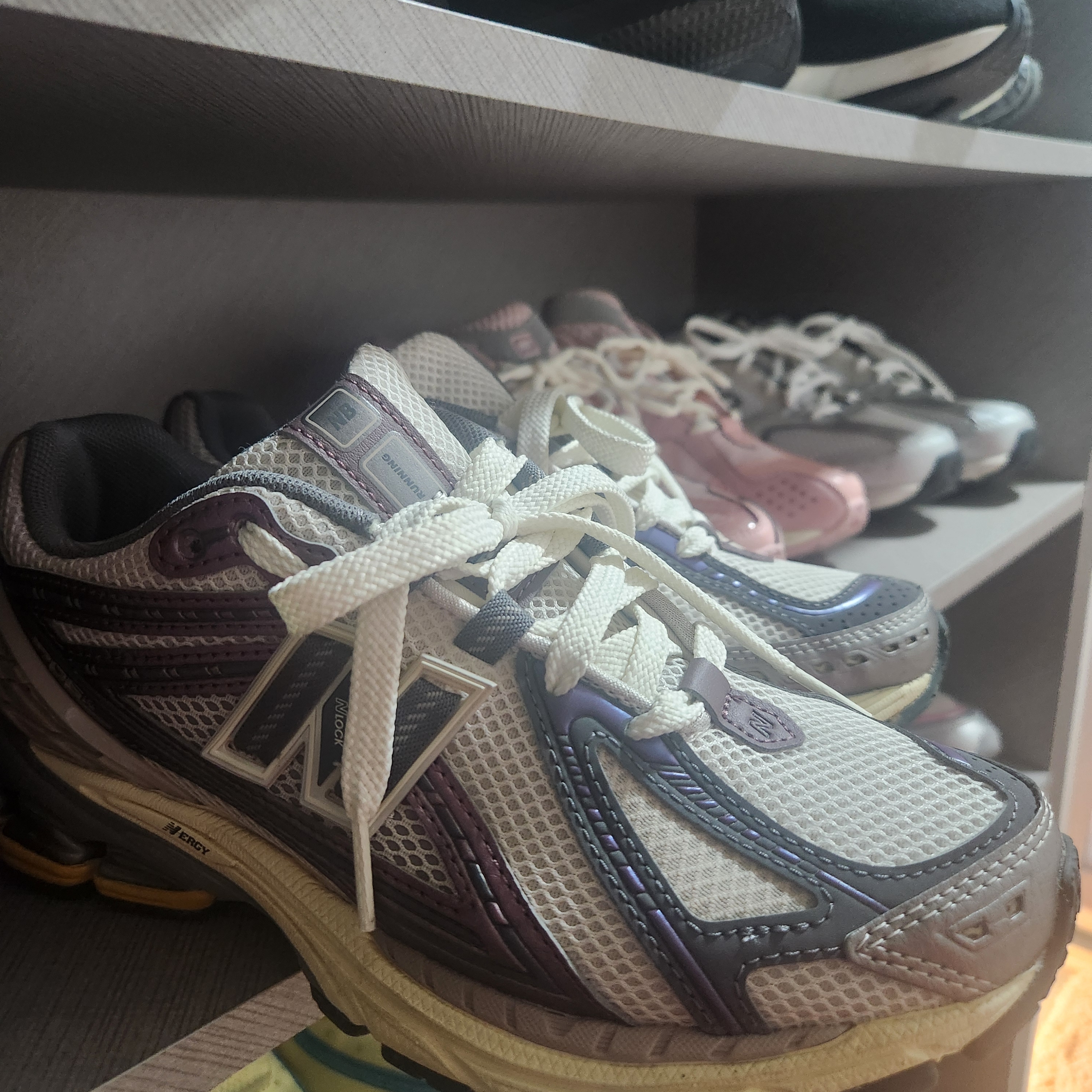 New Balance 1906R Licorice, New Balance 1906R Lunar New Year Pink 착용 스타일 - 1