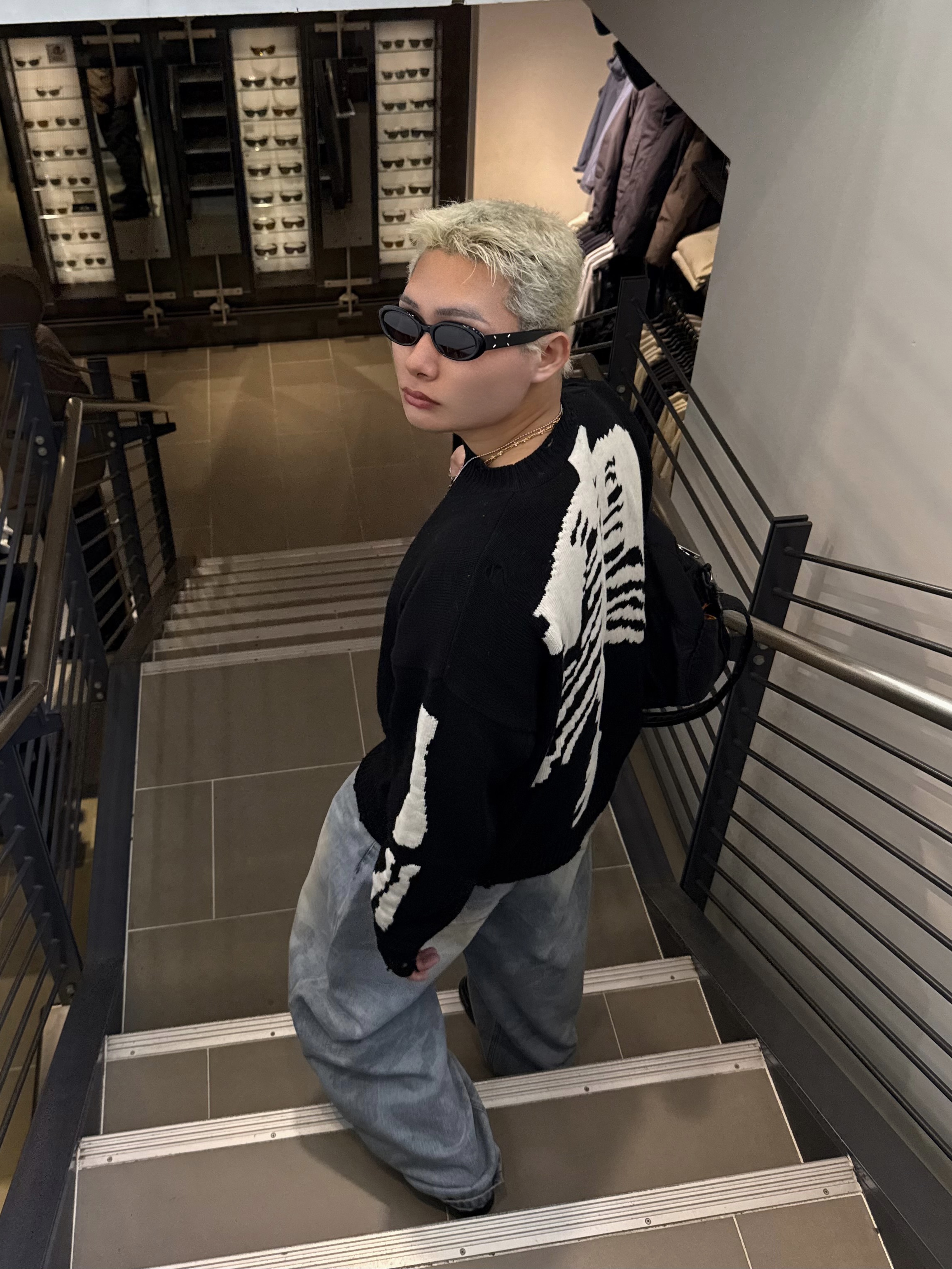 Gentle Monster x Maison Margiela MM107 Black Black, Hansroom Chrome Hearts Tiny Fat Cross Charm Pave Dia 착용 스타일 - 1