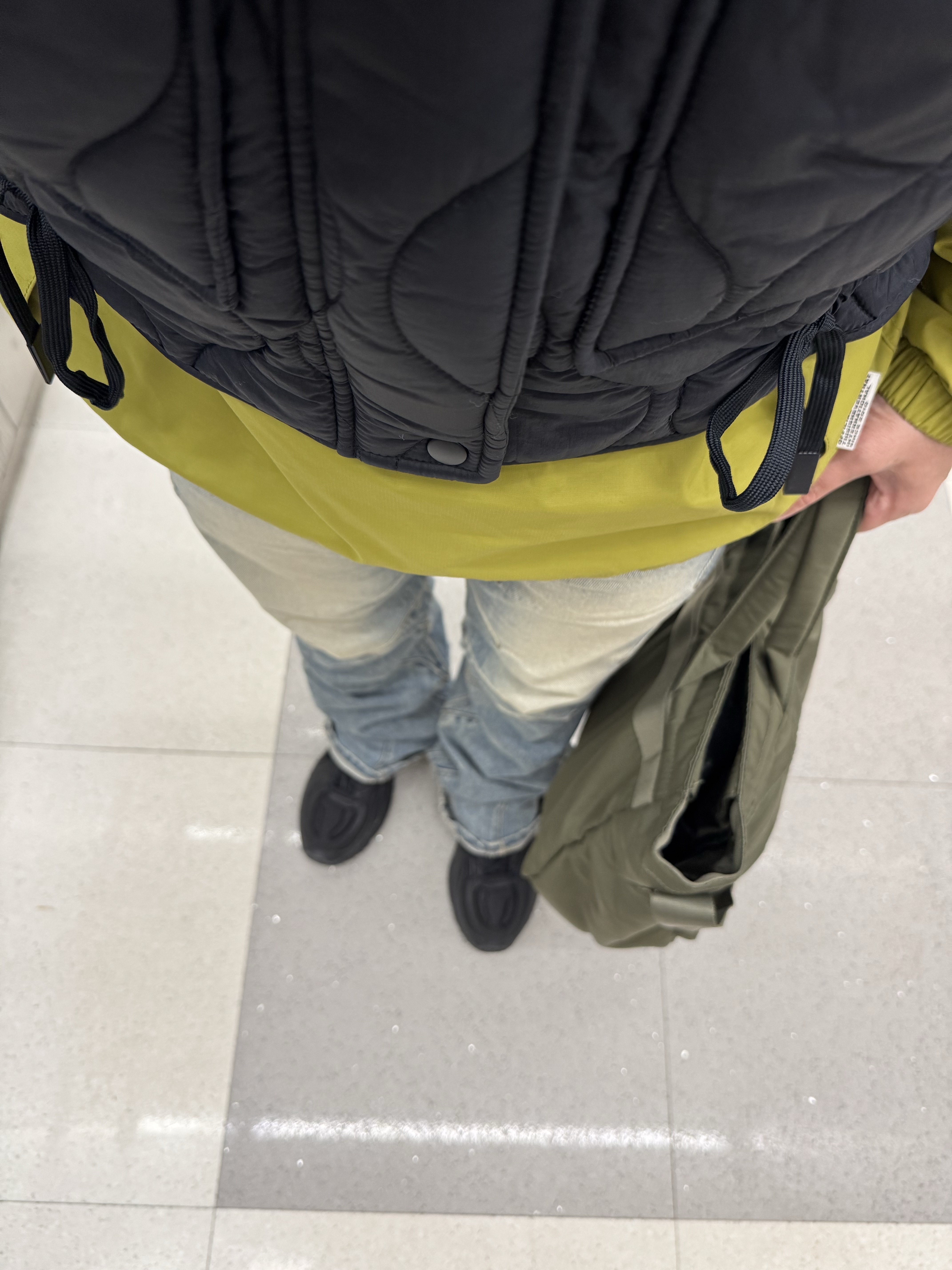 Uniqlo 2-Way Utility Bag Olive, Reebok x Kanghyuk Premier Road Modern Mid Black 착용 스타일 - 3