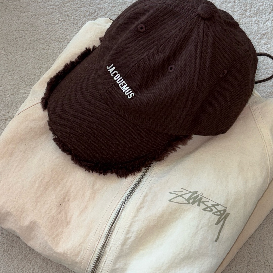 Jacquemus La Casquette Artichaut Fringe Baseball Cap Brown, Stussy Wave Dye Beach Shell Jacket Bone 착용 스타일