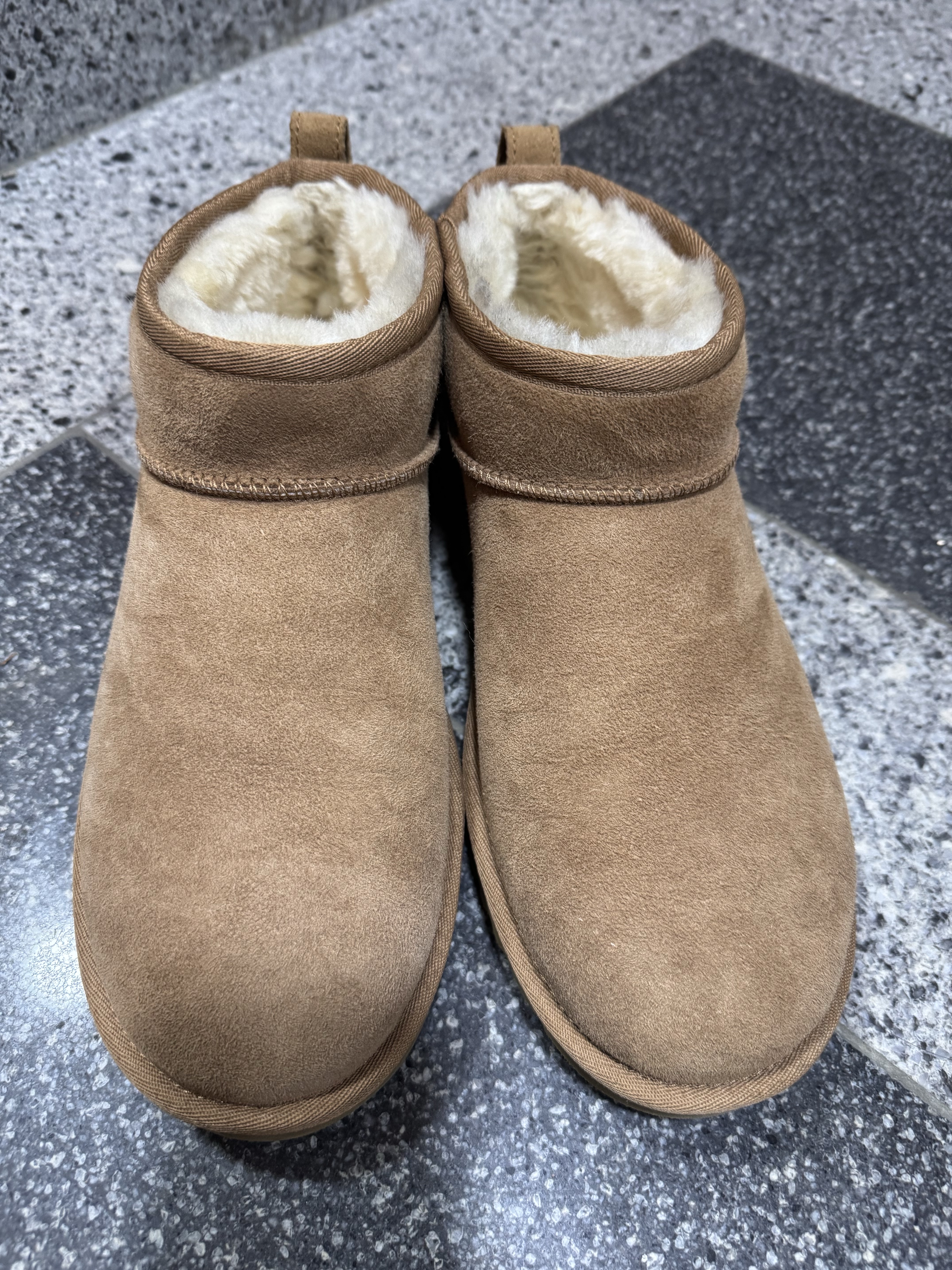 UGG Classic Ultra Mini Chestnut 착용 스타일 - 1