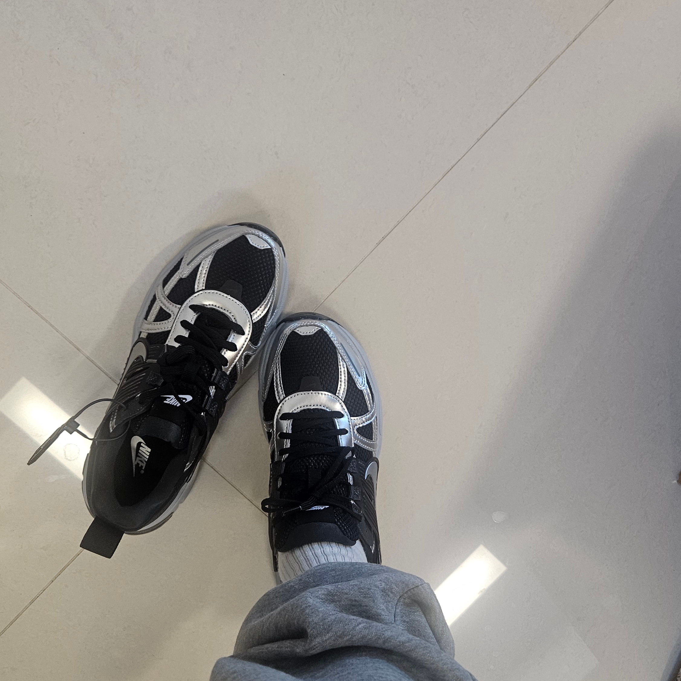 (W) Nike V2K Run Black Dark Smoke Grey 착용 스타일