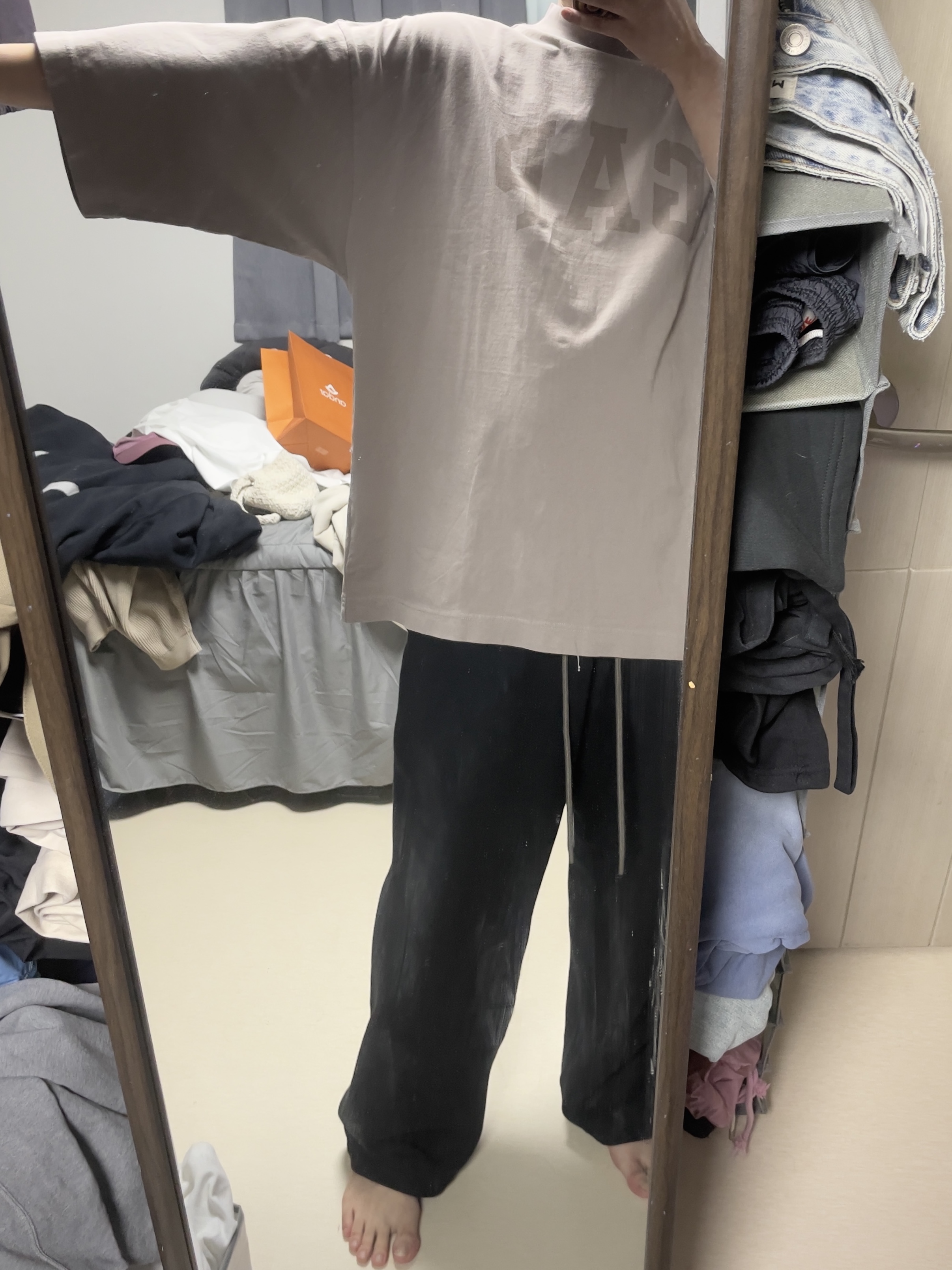 Yeezy Gap Engineered By Balenciaga Dove 3/4 Sleeve T-Shirt Beige 착용 스타일 - 3