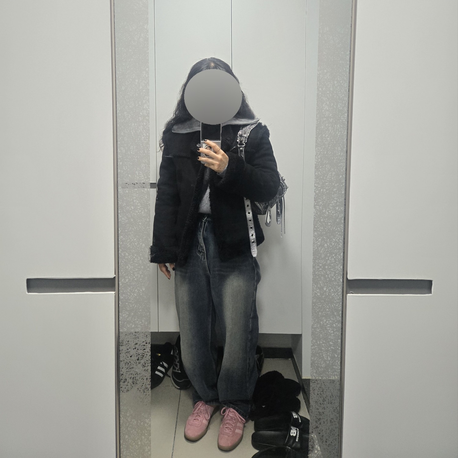 아디다스 버뮤다 글로우 핑크, 발렌시아가 아레나 램스킨 르 카골 XS 숄더백 블랙 착용 스타일 - 1