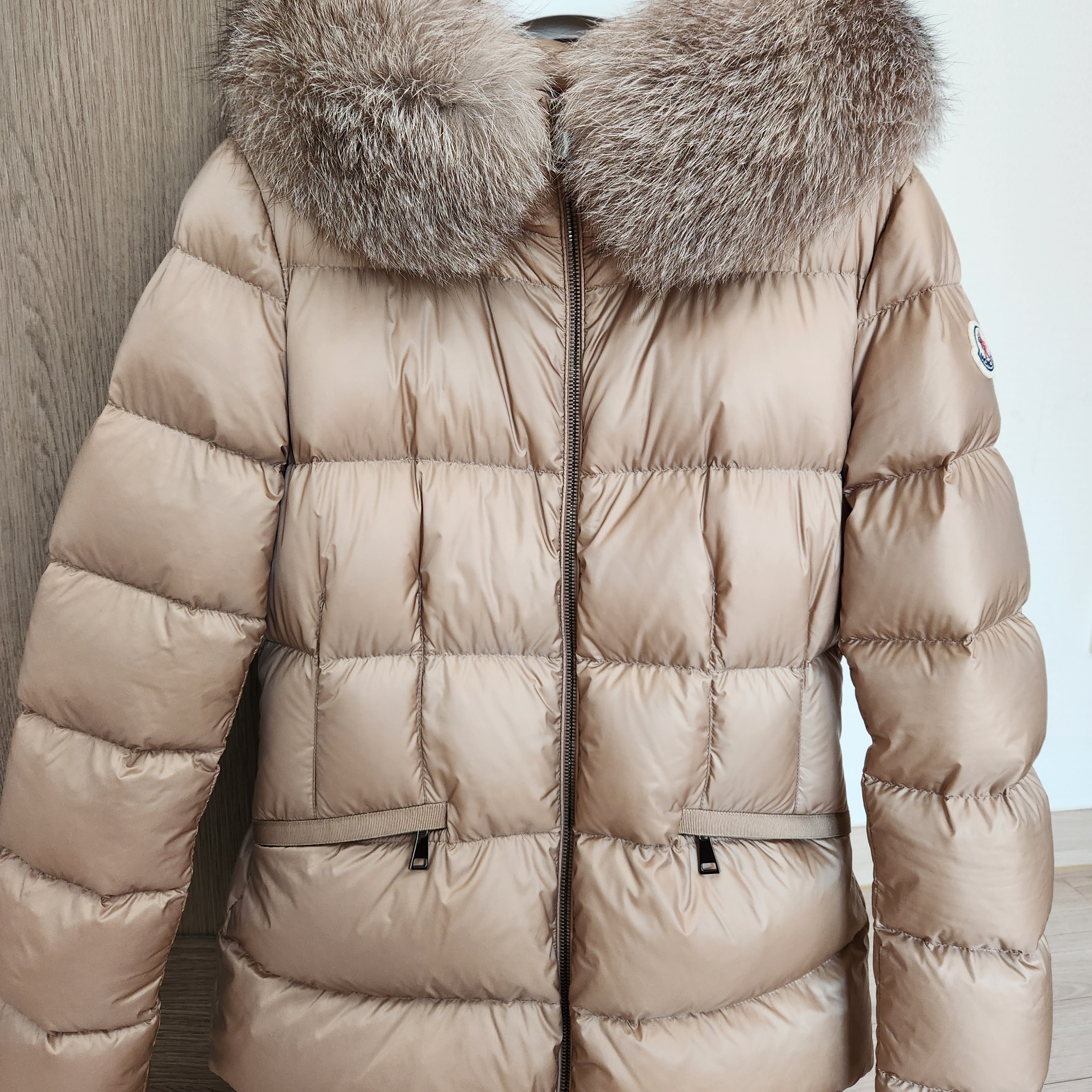 (W) Moncler Boed Short Down Jacket Beige - 23FW 착용 스타일 - 1