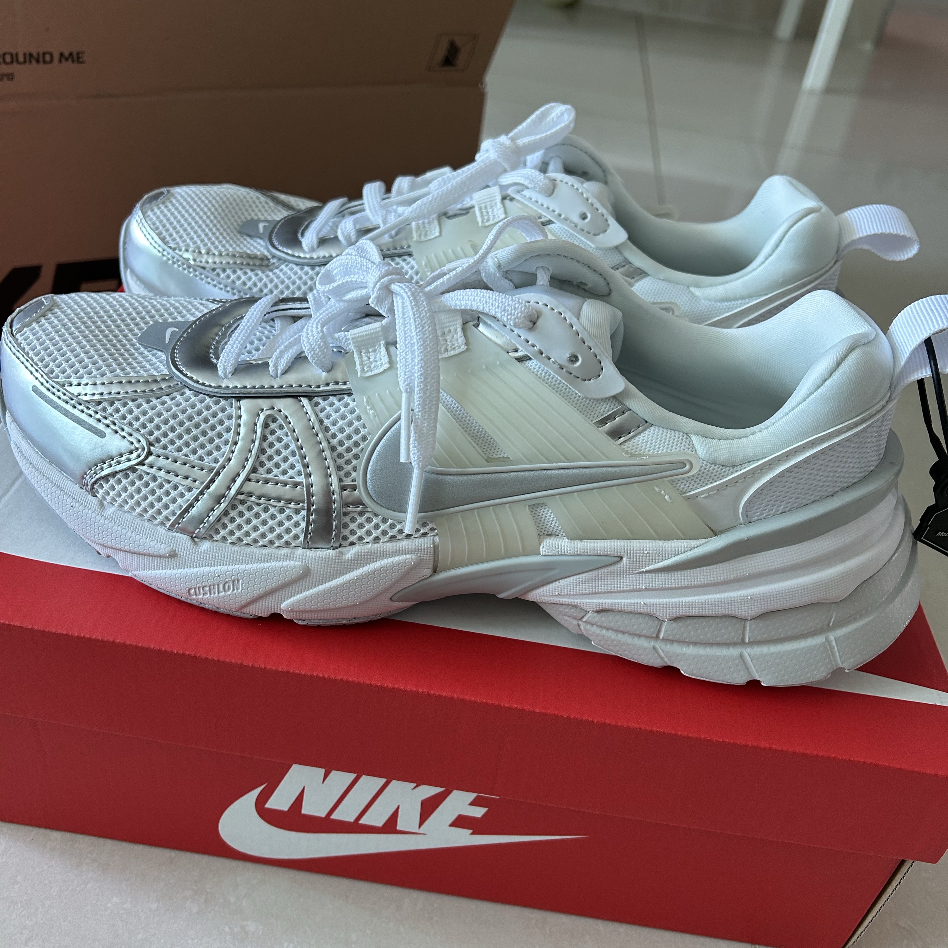 Nike V2K Run Metallic Silver White 착용 스타일