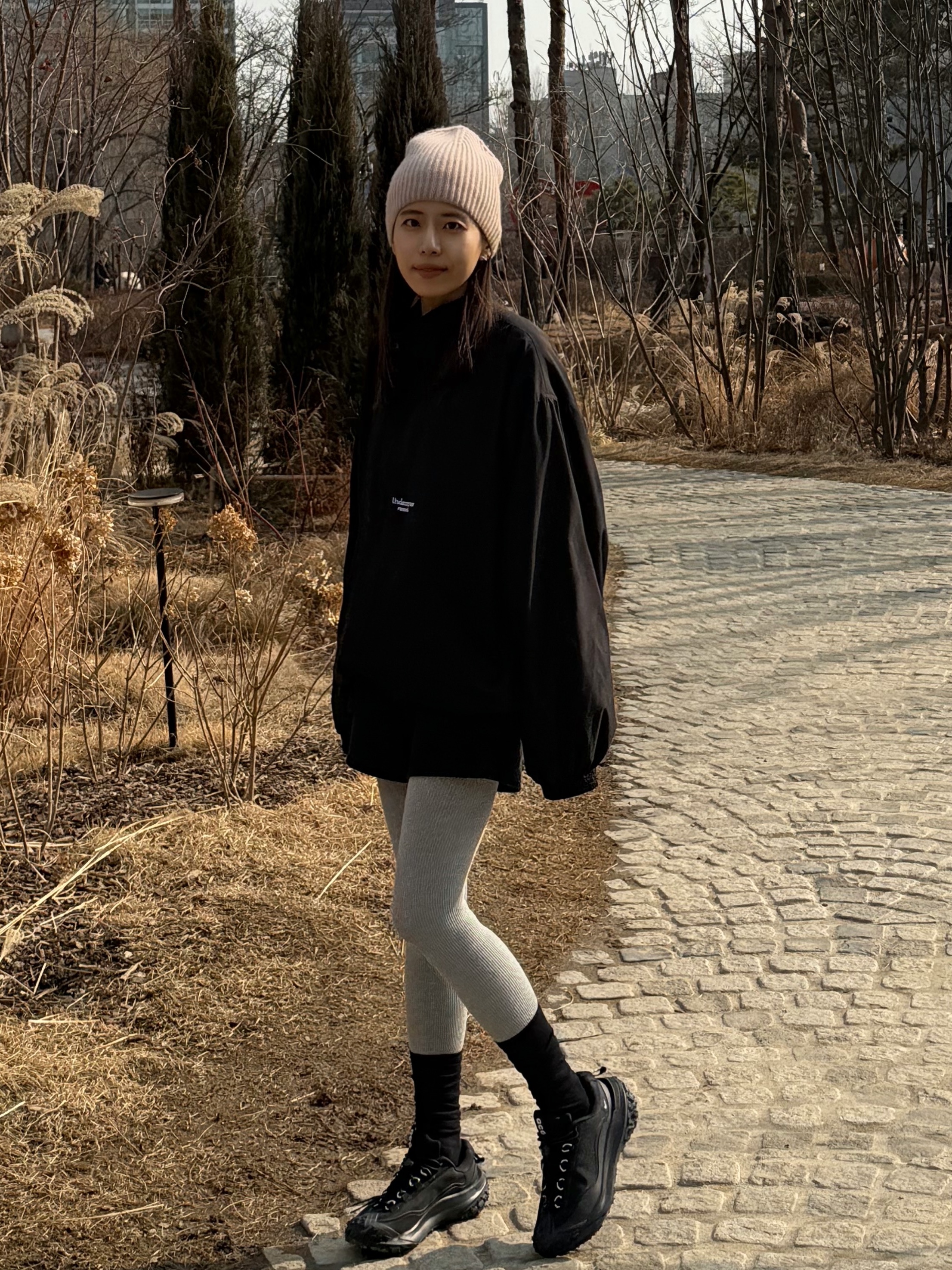 언더마이카 무.24 안티 Fxxking 로고 플레이 크롭 집업 자켓 블랙, 나이키 x 꼼데가르송 옴므 플러스 ACG 마운틴 플라이 2 로우 블랙 착용 스타일 - 2