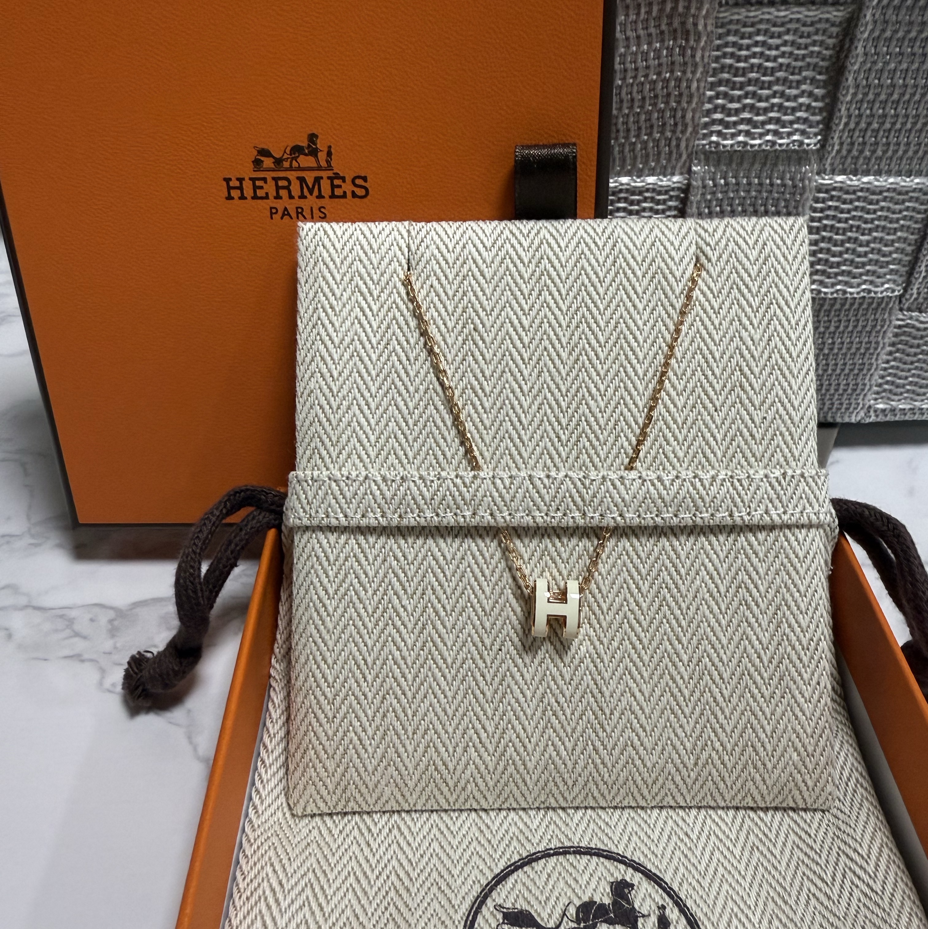 (W) Hermes Mini Pop H Pendant Rose Gold & Blanc 착용 스타일