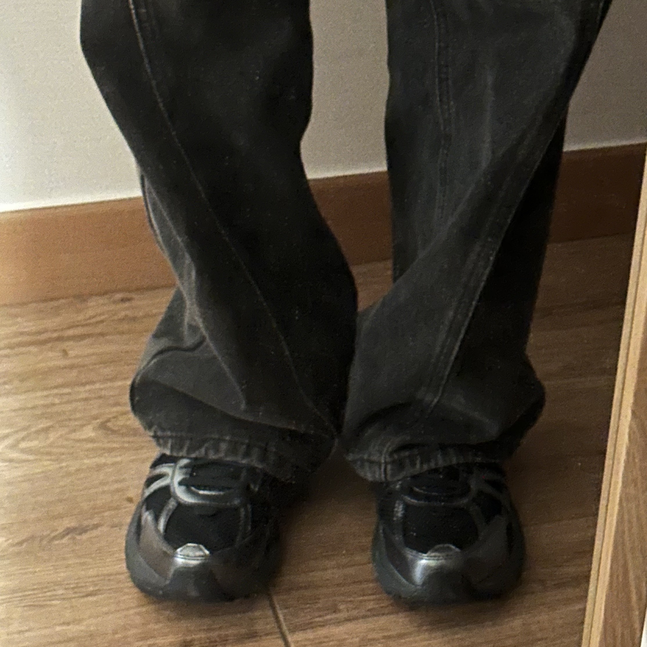 Nike V2K Run Black Anthracite 착용 스타일 - 3