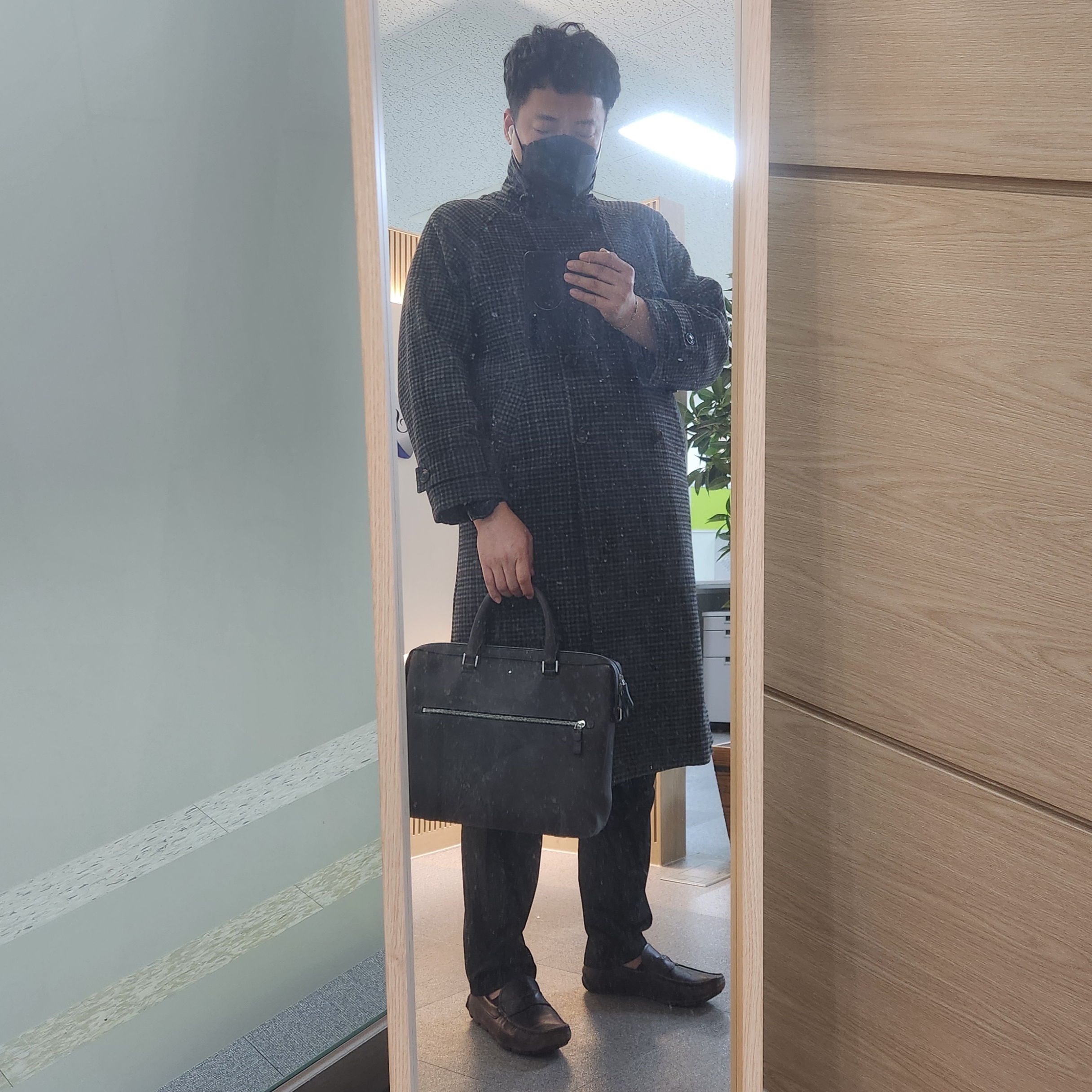 프라다 사피아노 레더 로퍼 블랙 착용 스타일 - 1