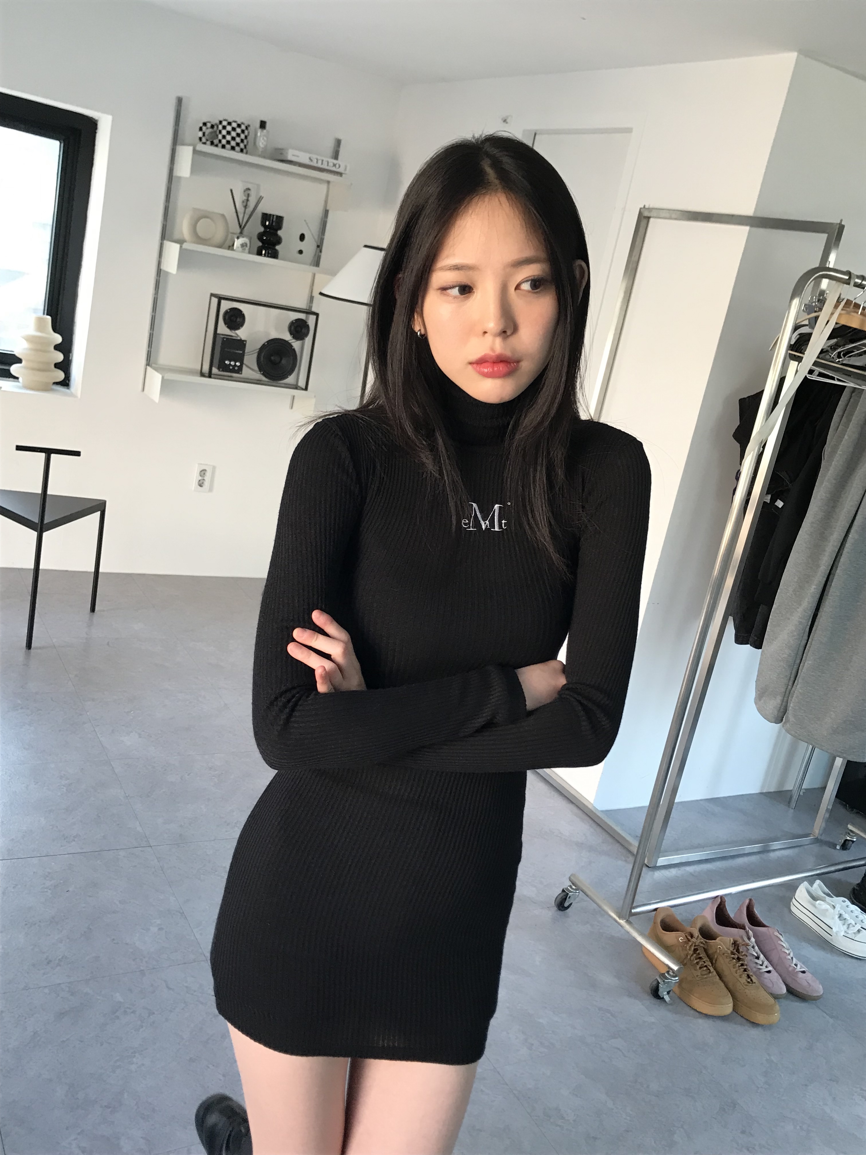 MUCENT Newcy Long High Neck Slim Fit Ops Black, MUCENT Letie Signature 3way Double Pocket Cross Bag Black 착용 스타일 - 2