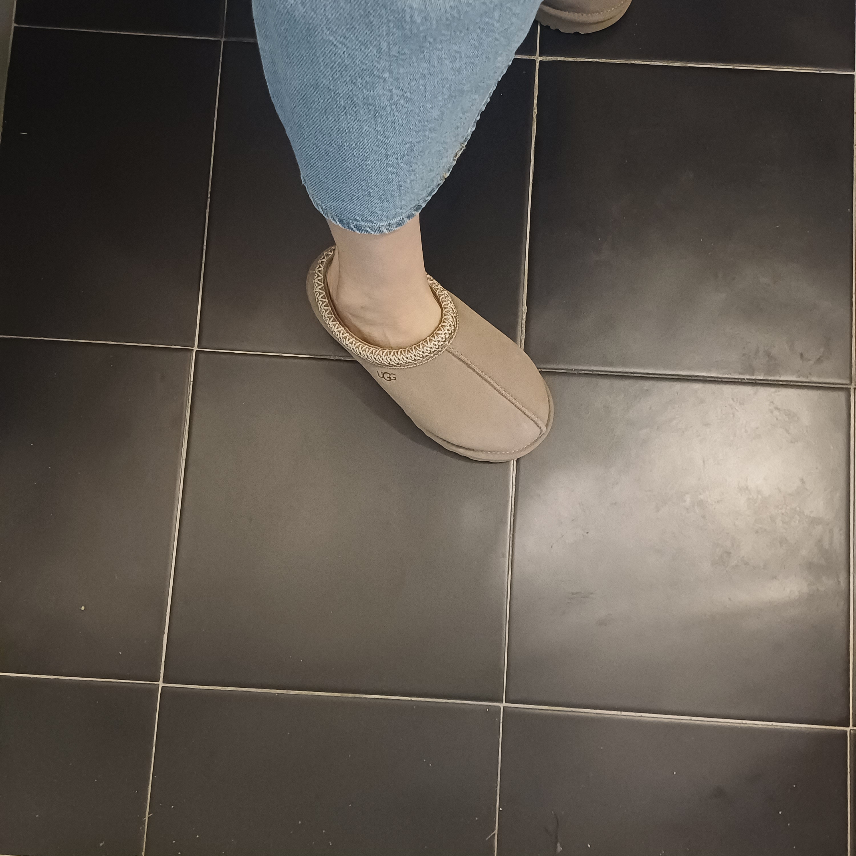 (W) UGG Tasman Slipper Caribou 착용 스타일 - 1