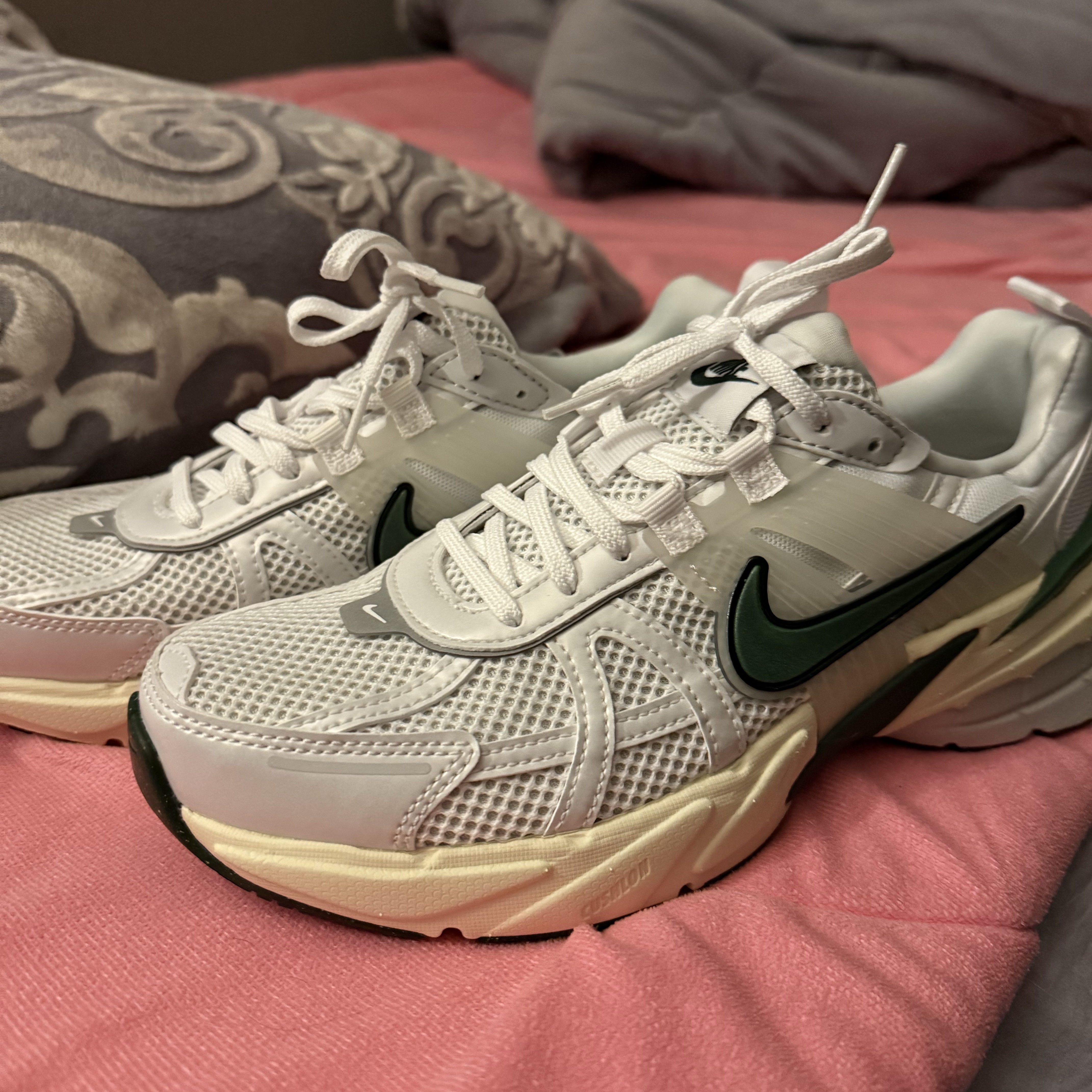 Nike V2K Run White Fir 착용 스타일 - 1