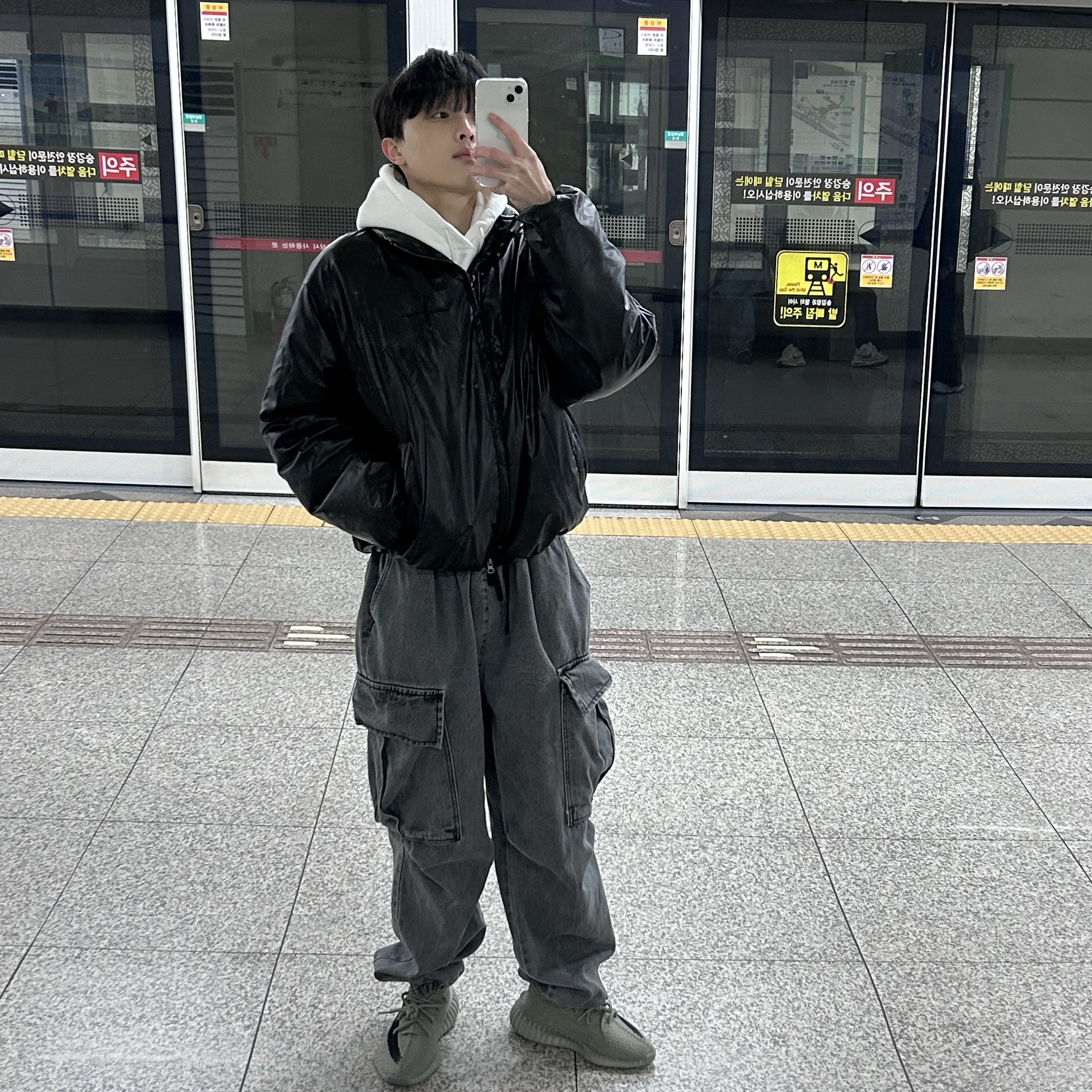 Adidas Yeezy Boost 350 V2 Granite Core Black 착용 스타일