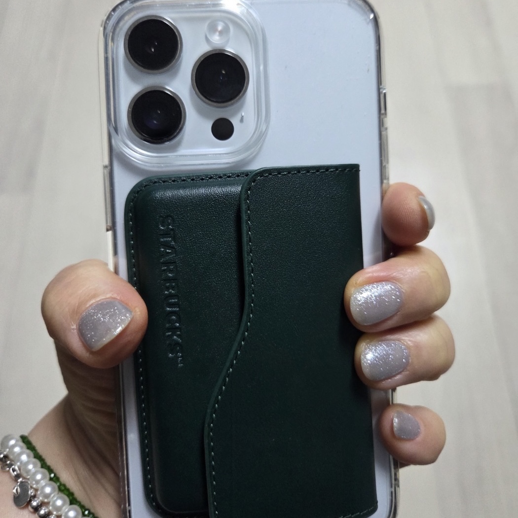 Starbucks Magsafe Magnetic Card Wallet Green 착용 스타일