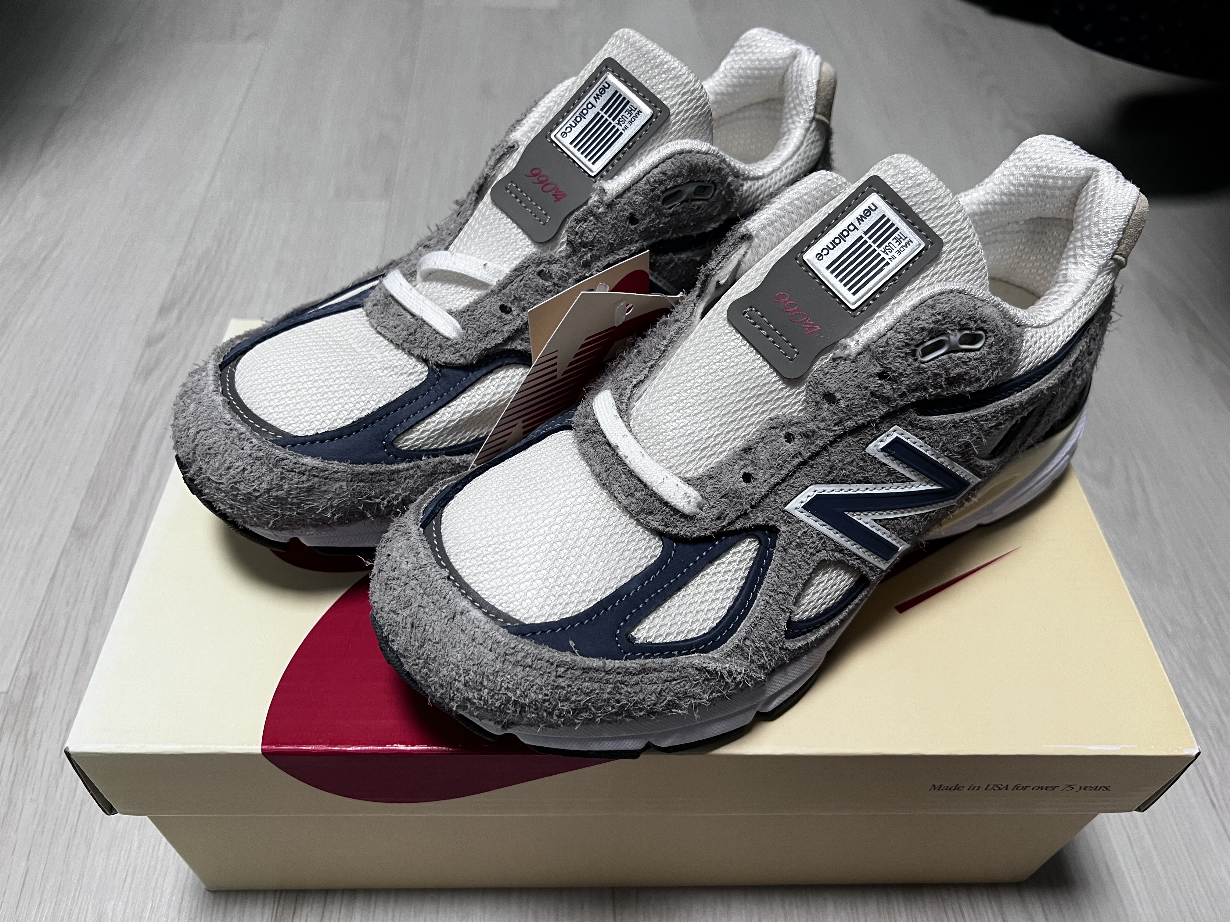 New Balance 990v4 Made in USA Gray Suede 착용 스타일