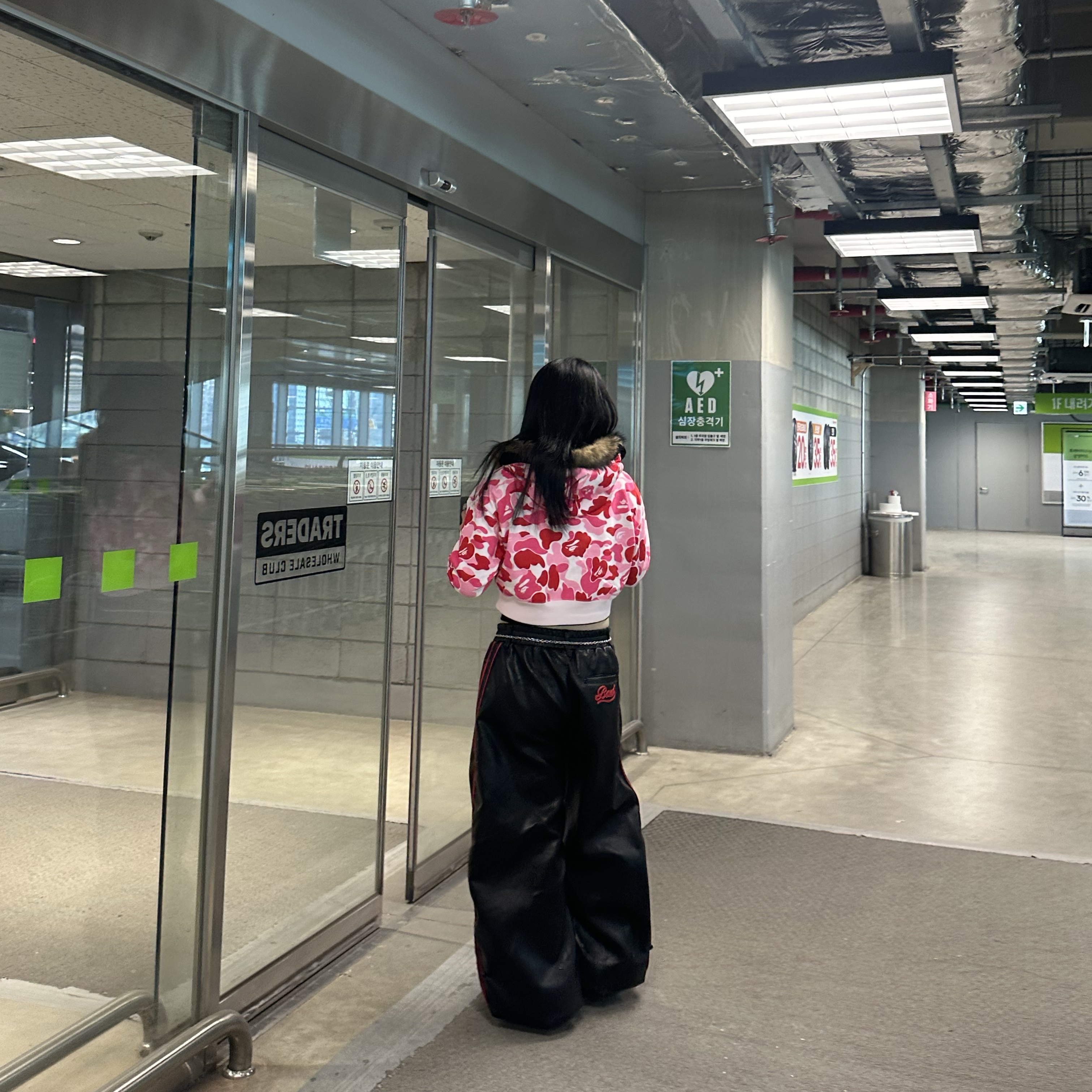 (W) BAPE ABC Camo Full Zip Hoodie Pink, Balenciaga Defender Sneakers Black 착용 스타일 - 2