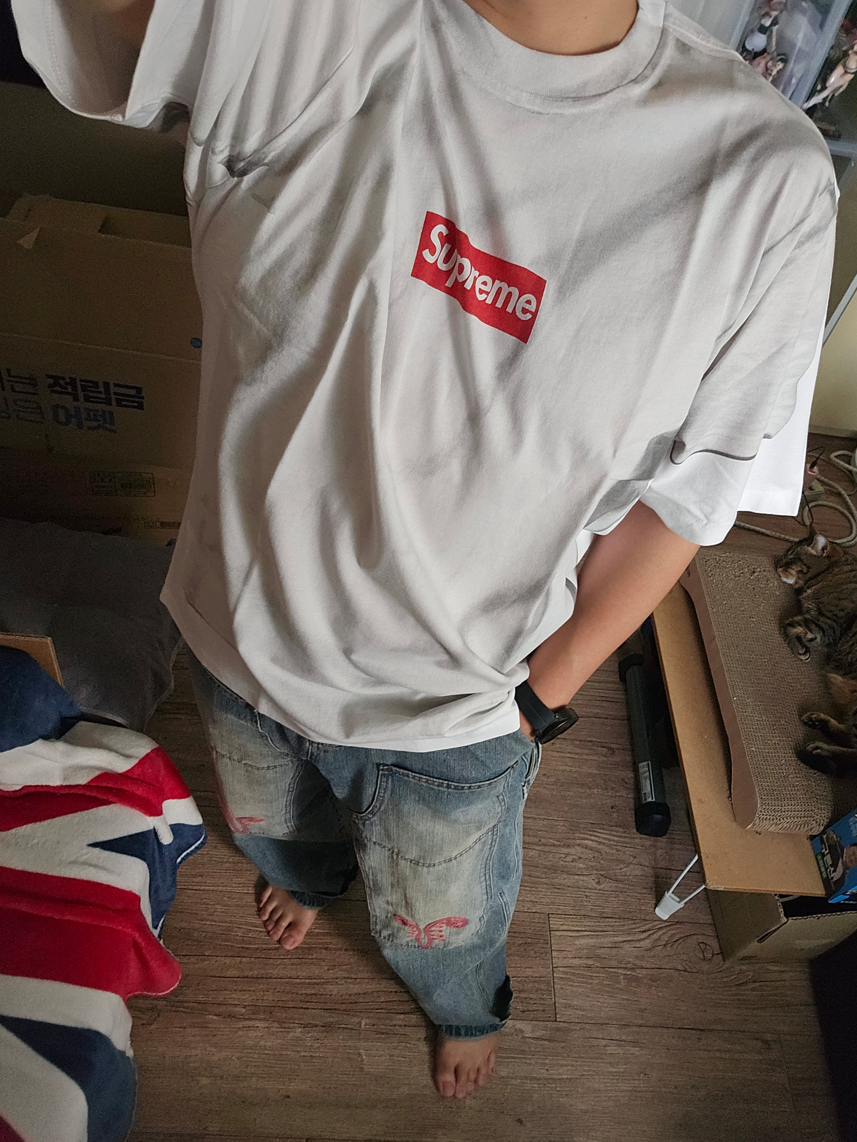 Supreme x MM6 Maison Margiela Box Logo T-Shirt White - 24SS, Karactor Ptery Double Knee Pants Washed blue 착용 스타일 - 2