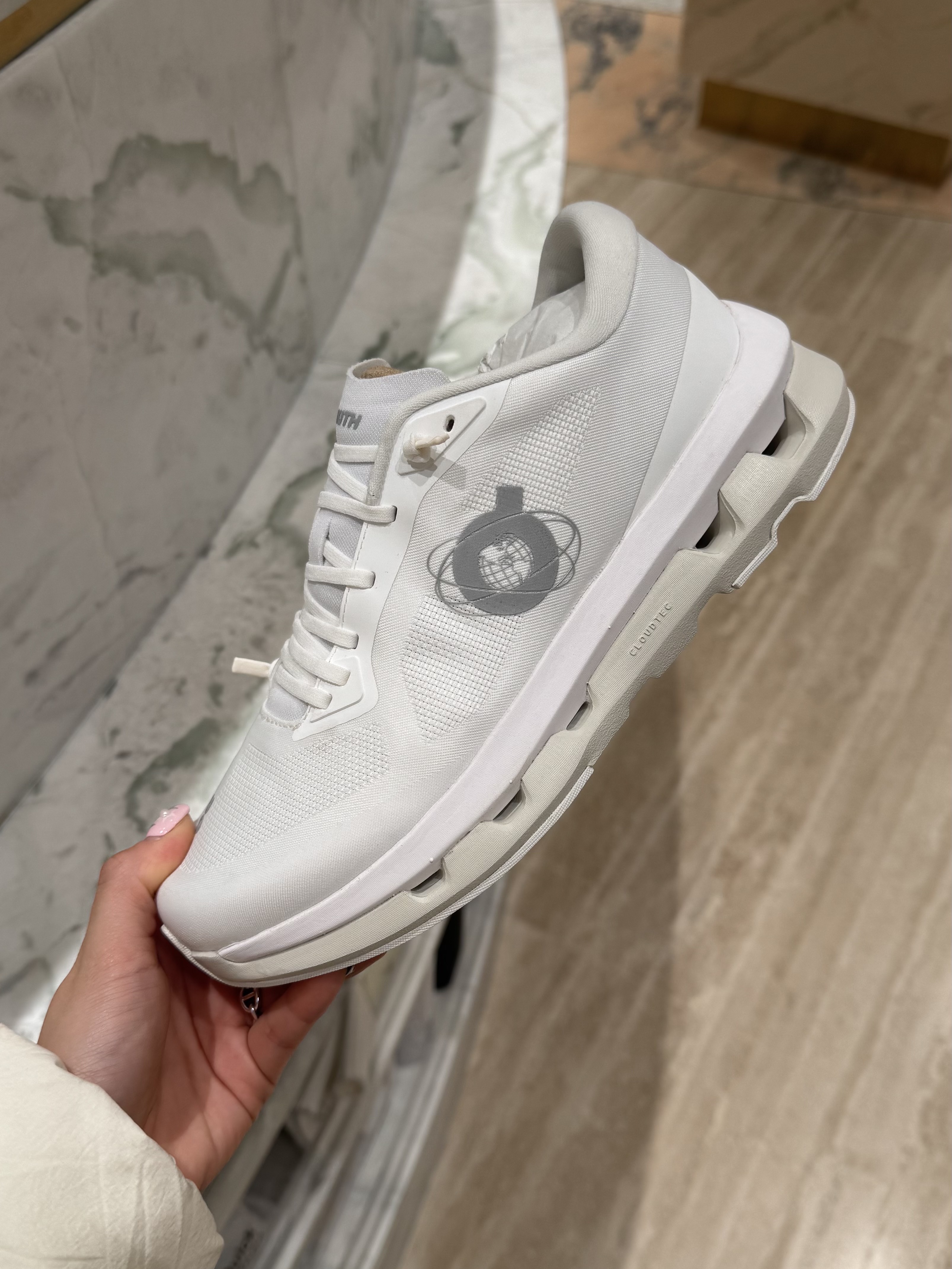(W) On Running x Kith Cloudzone White Ice 착용 스타일
