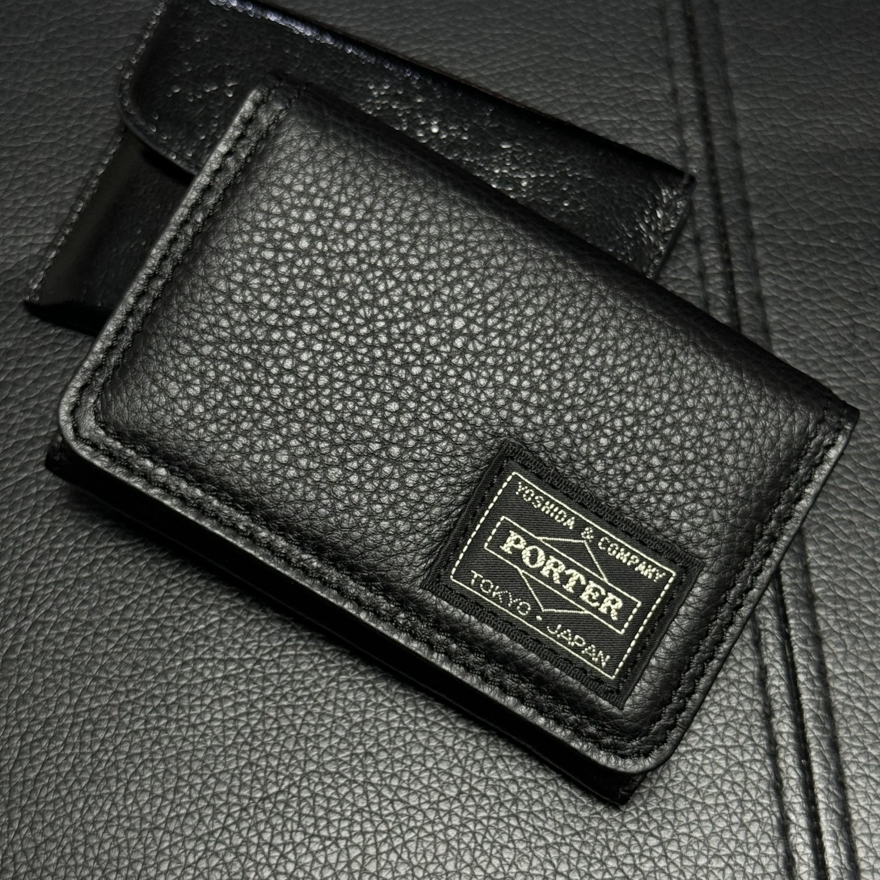 Porter Calm Card Case Black 착용 스타일