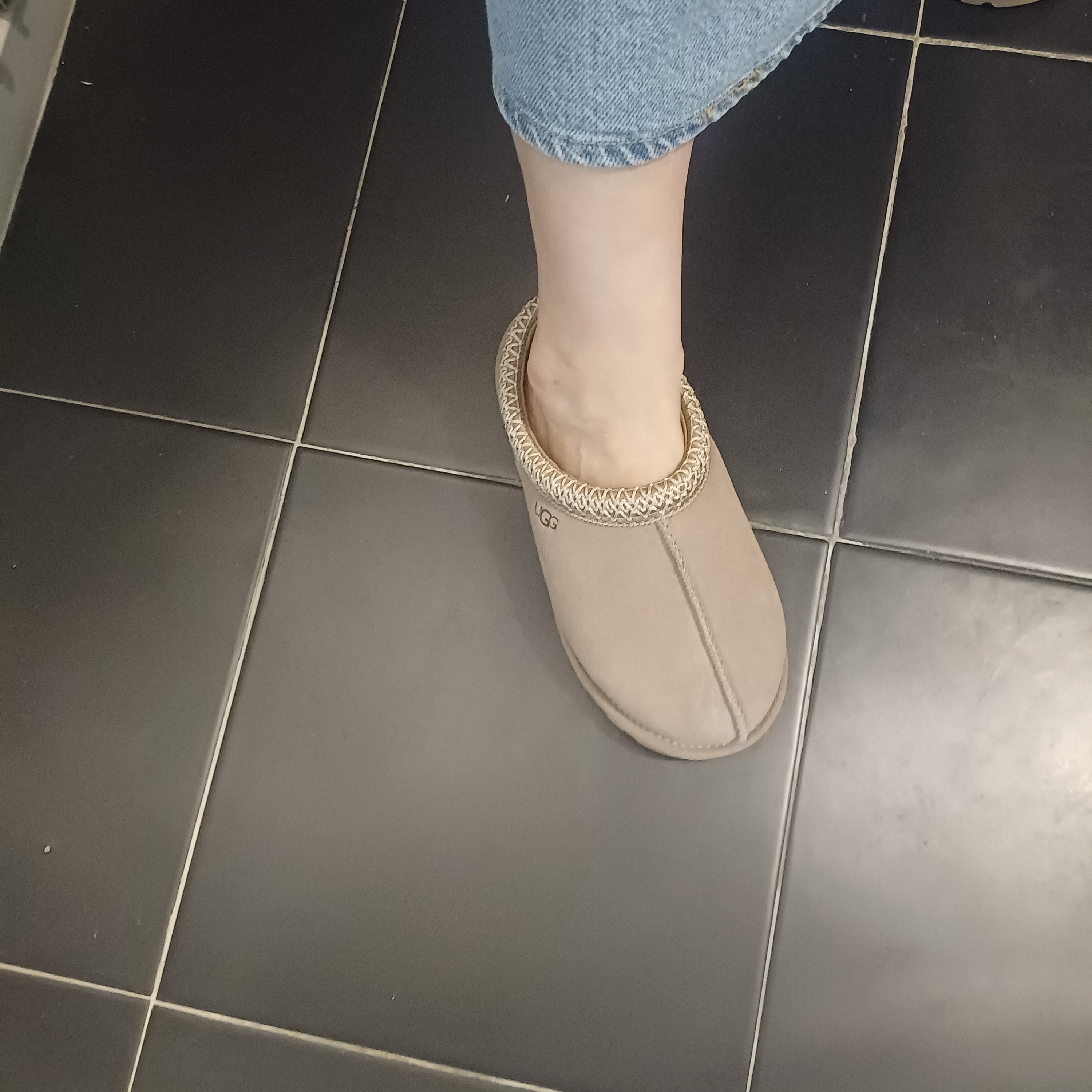 (W) UGG Tasman Slipper Caribou 착용 스타일 - 2