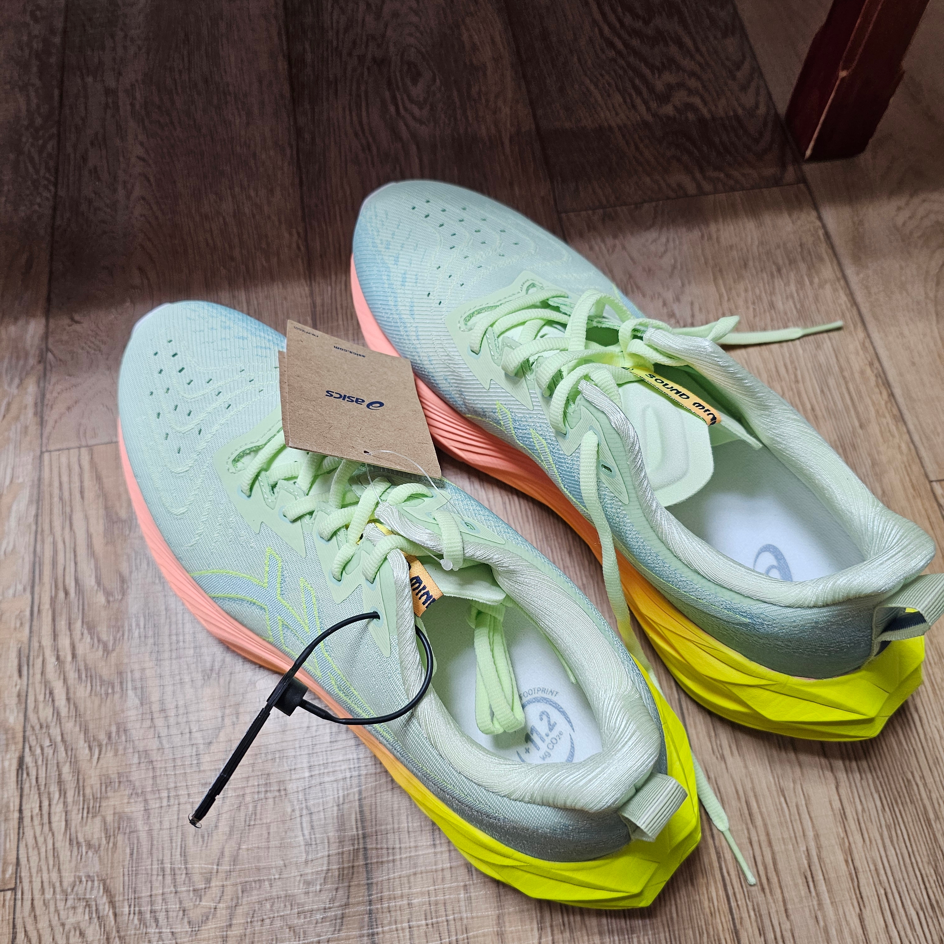 Asics Novablast 4 Cool Matcha Safety Yellow 착용 스타일 - 2