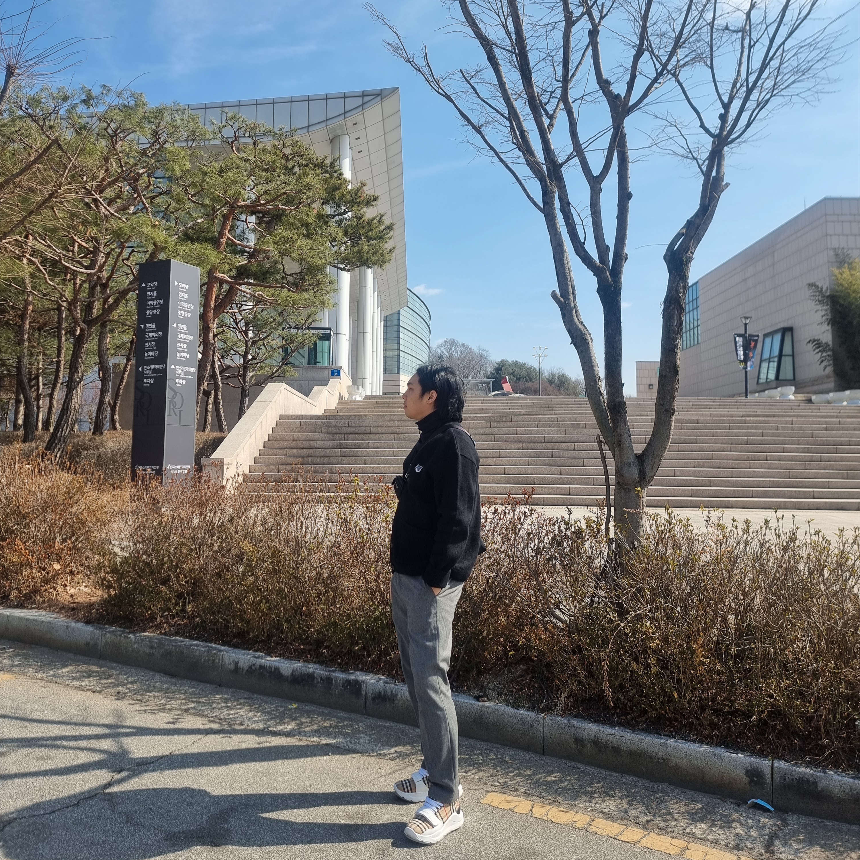 프라다 리나일론 앤 사피아노 레더 숄더백 블랙, 버버리 빈티지 체크 스웨이드 레더 스니커즈 아카이브 베이지 착용 스타일 - 1
