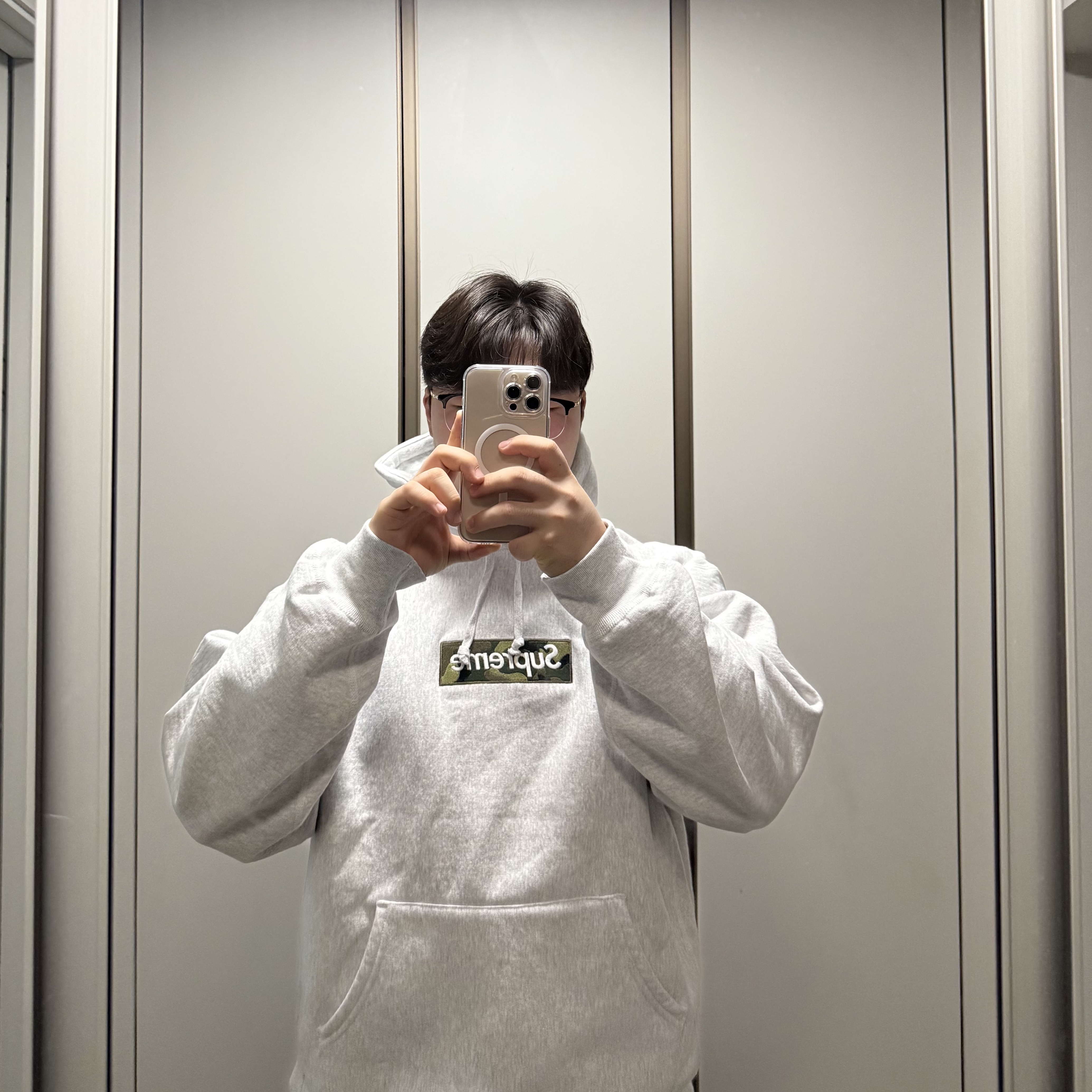 Supreme Micro Down Half Zip Hooded Pullover Black - 24FW, Supreme Box Logo Hooded Sweatshirt Ash Grey - 23FW 착용 스타일 - 2