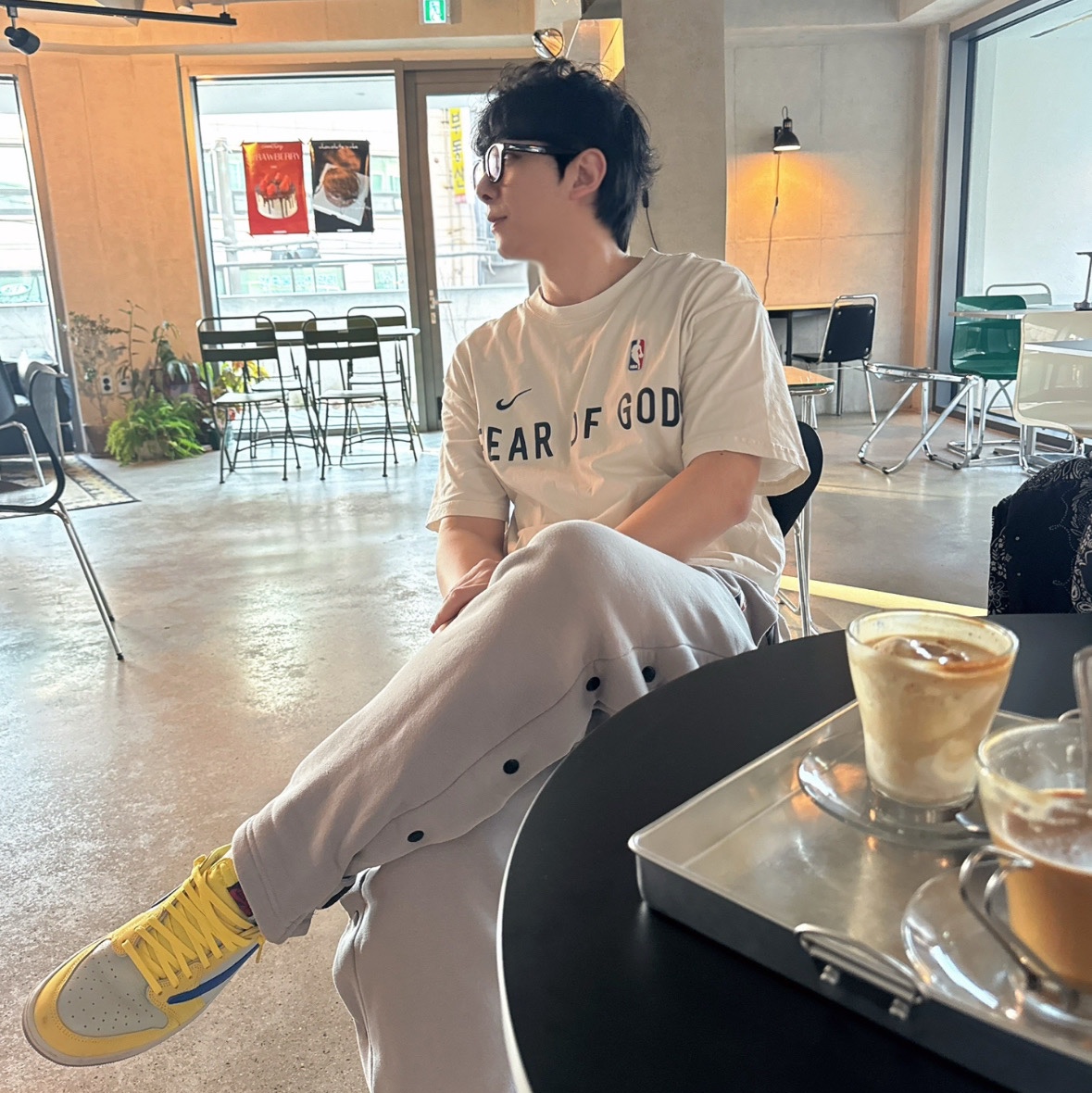 Nike x Fear of God Warm Up Pants Dust, Nike x Fear of God Warm Up T-Shirt Pale Ivory 착용 스타일