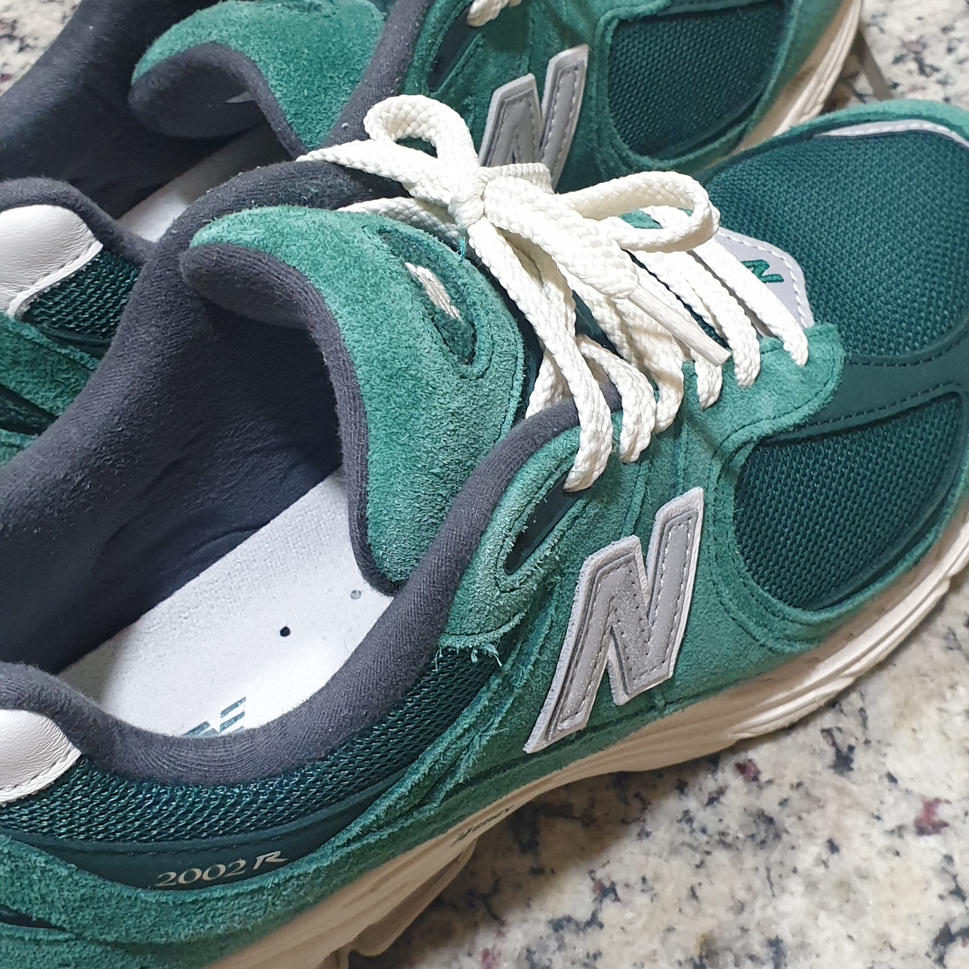 New Balance 2002R Nightwatch Green 착용 스타일 - 2