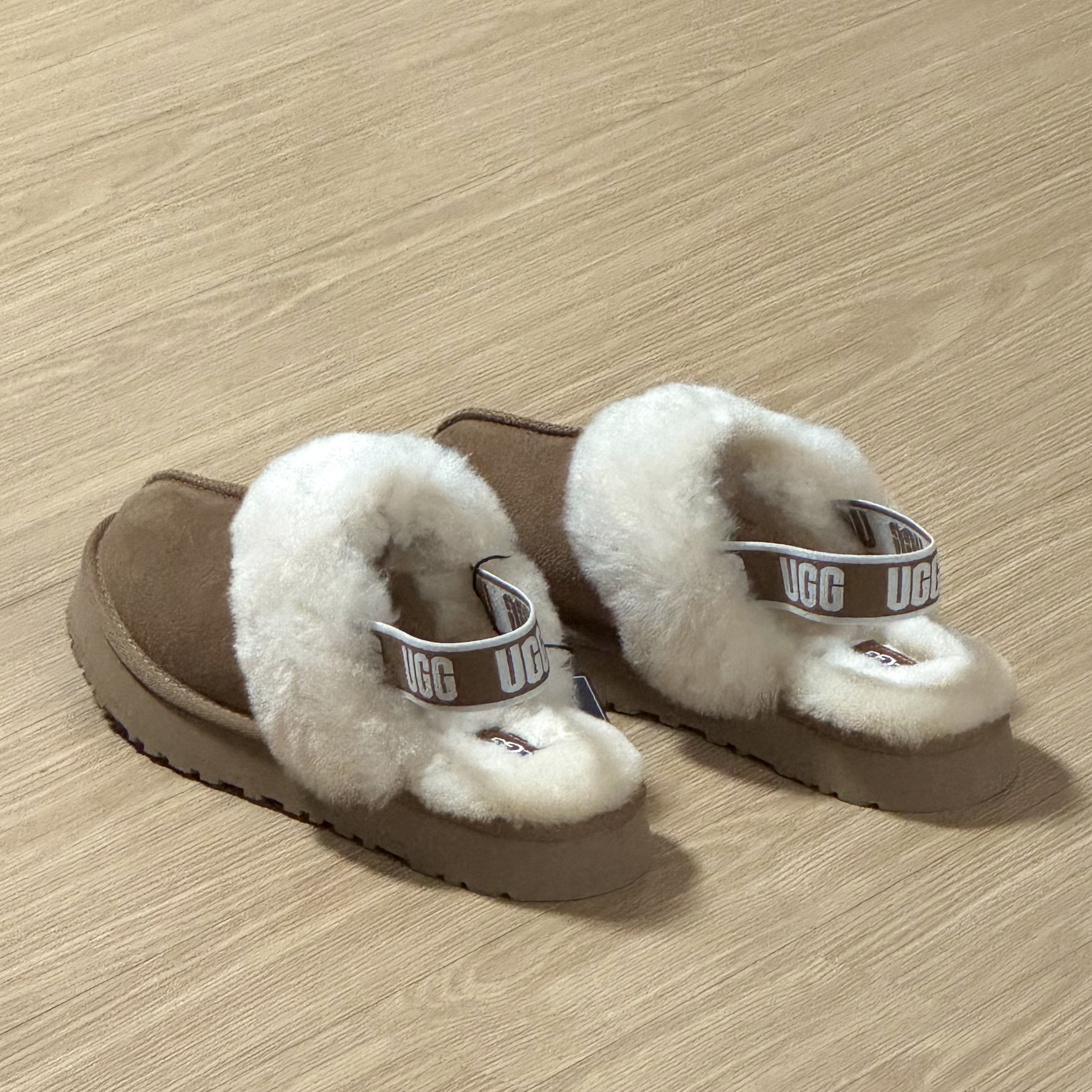 (Kids) UGG Funkette Slides Chestnut 착용 스타일