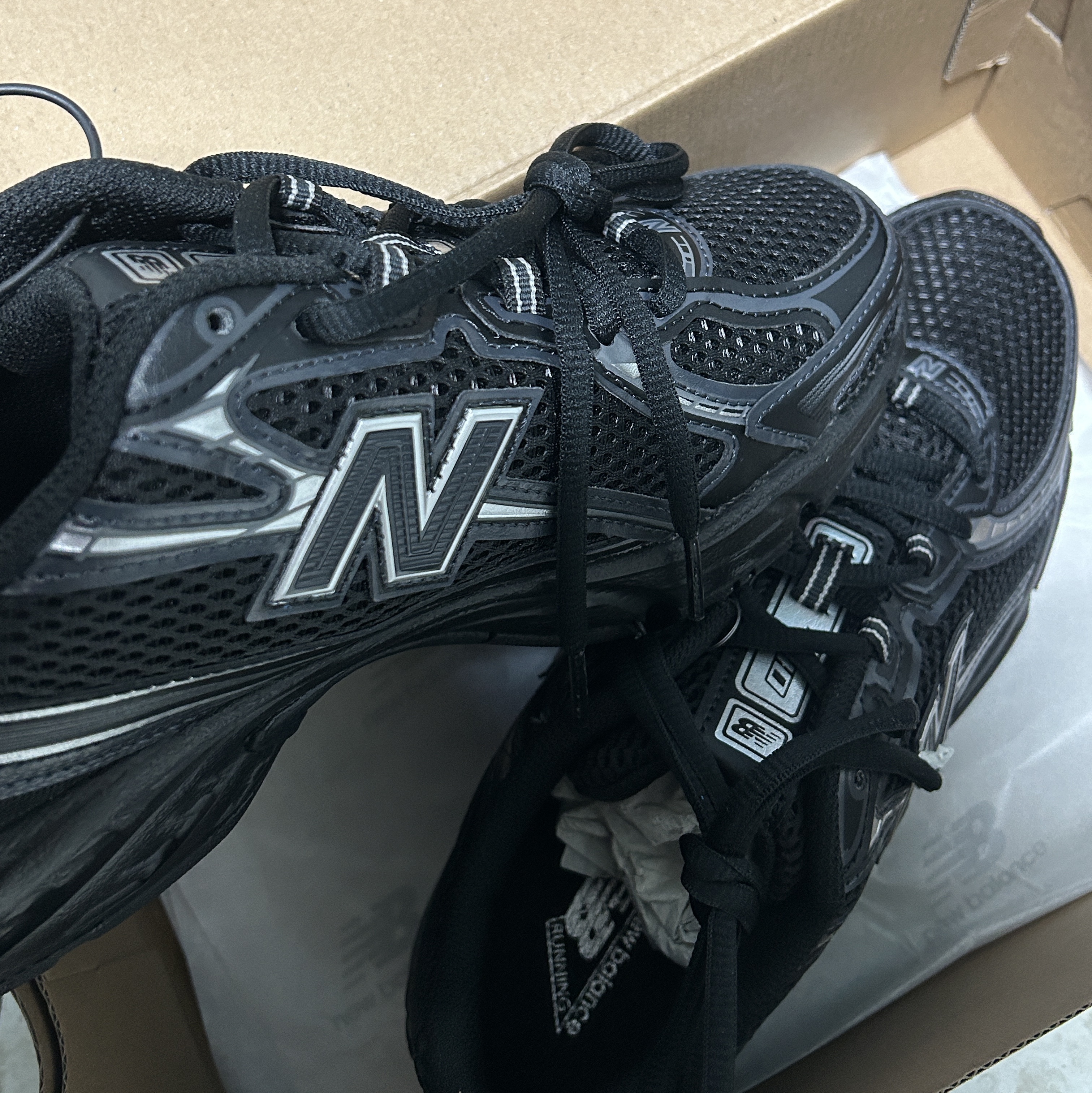 New Balance 740v2 Black Silver Metallic 착용 스타일