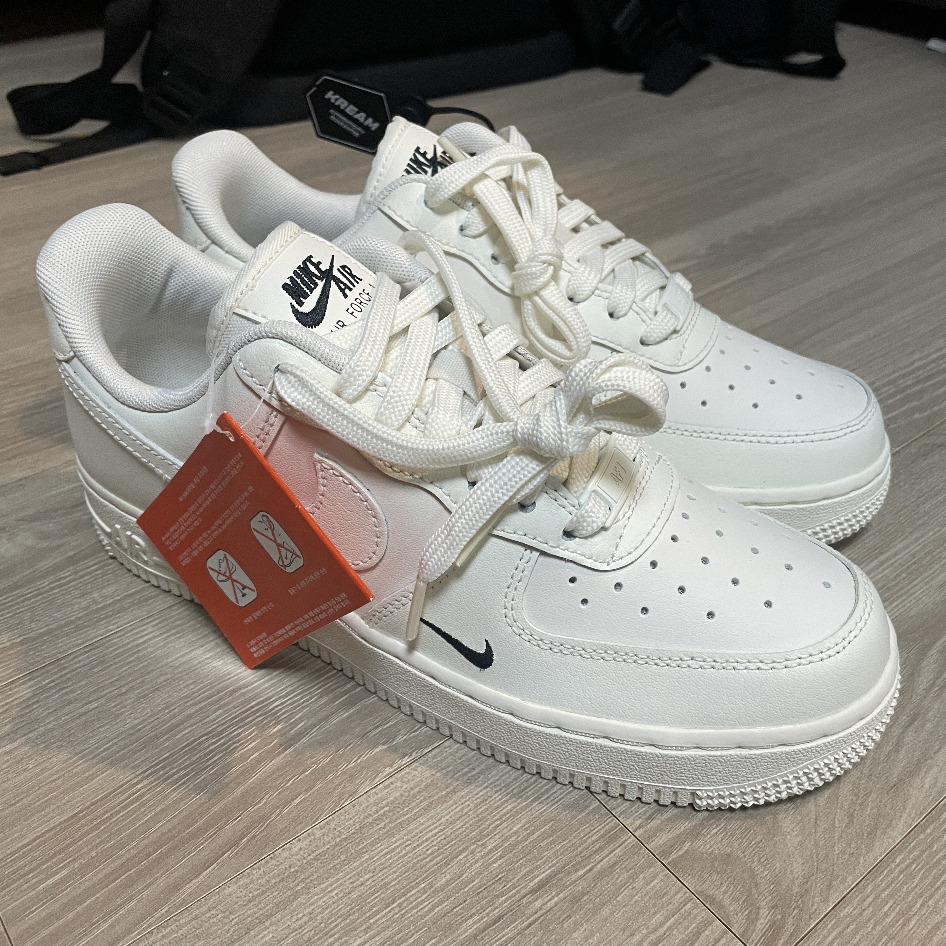 (W) Nike Air Force 1 '07 Essential TRK3 Sail 착용 스타일 - 1