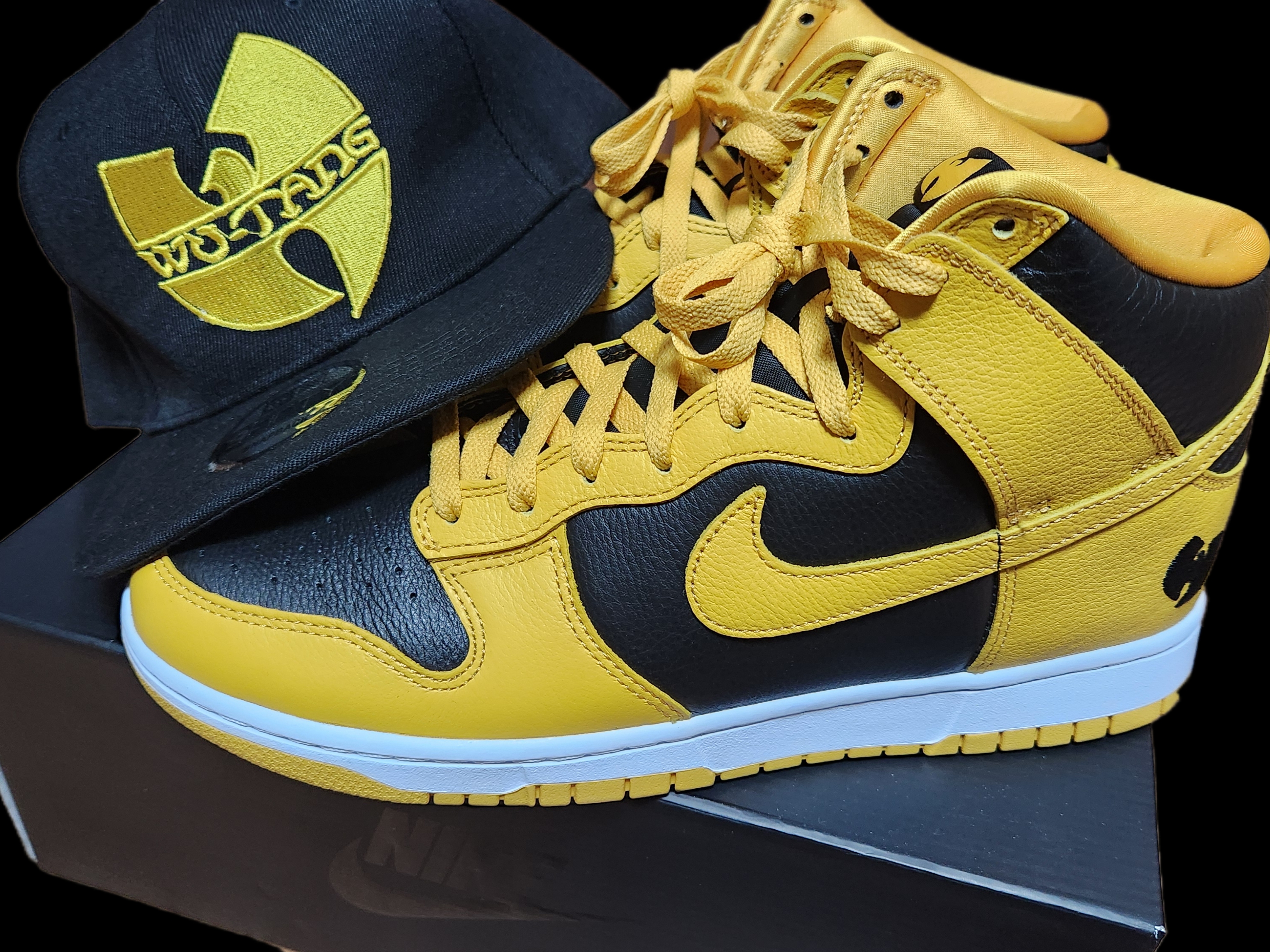 Nike Wu-Tang Clan Dunk High Black and Pollen 착용 스타일