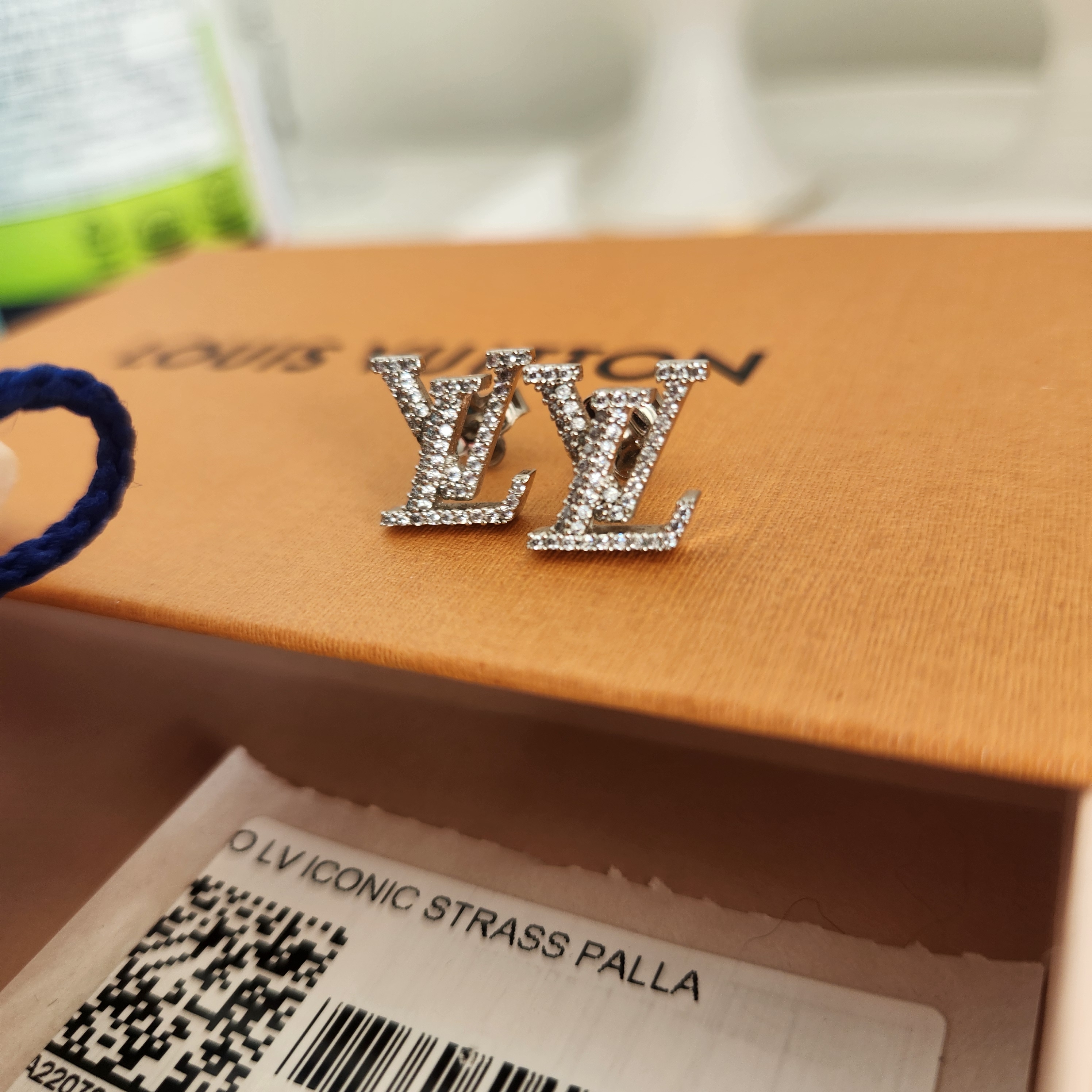 (W) Louis Vuitton LV Iconic Earrings Silver 착용 스타일 - 2