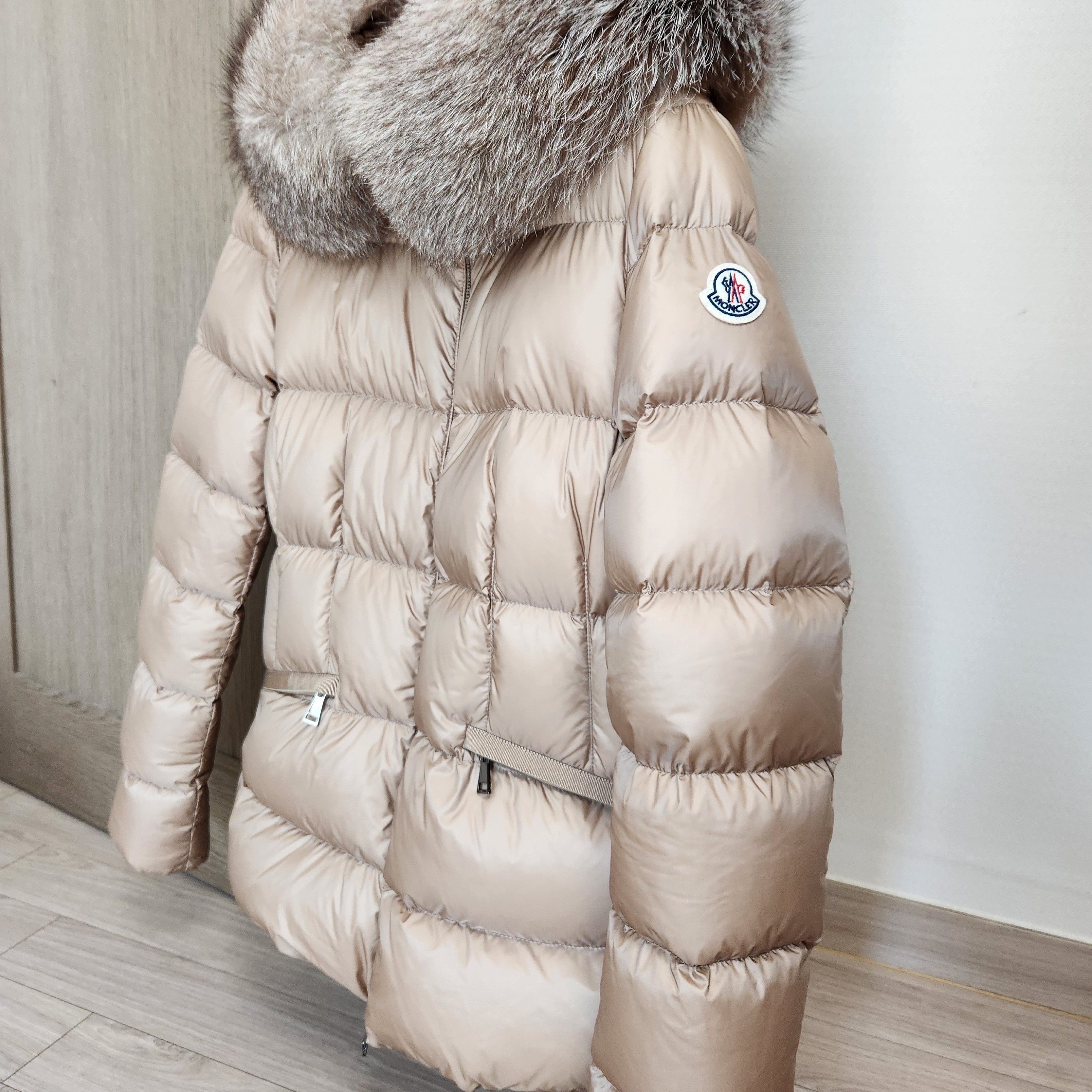 (W) Moncler Boed Short Down Jacket Beige - 23FW 착용 스타일 - 2