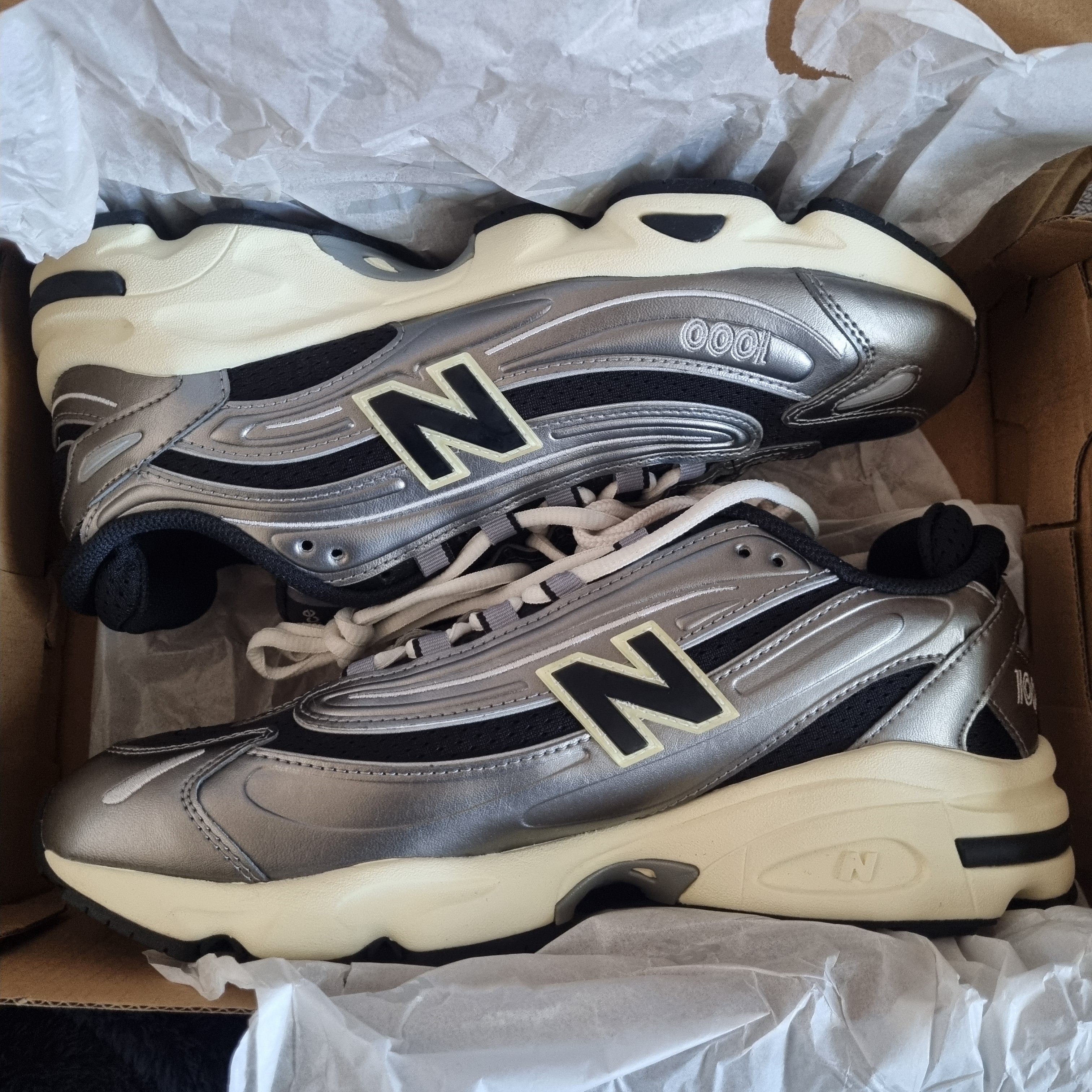 New Balance 1000 Silver Metallic Black 착용 스타일